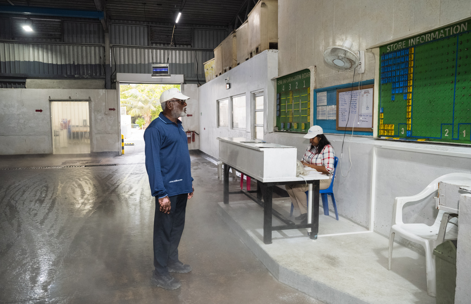 ފެލިވަރު ކޯލްޑްސްޓޯރޭޖުގައި ރައްކާކުރާ މަހުގެ ސްޓޮކްގެ މައުލޫމާތު ހާދީބެ ބަލަނީ.--- ފޮޓޯ: ނިޝާން އަލީ| މިހާރު