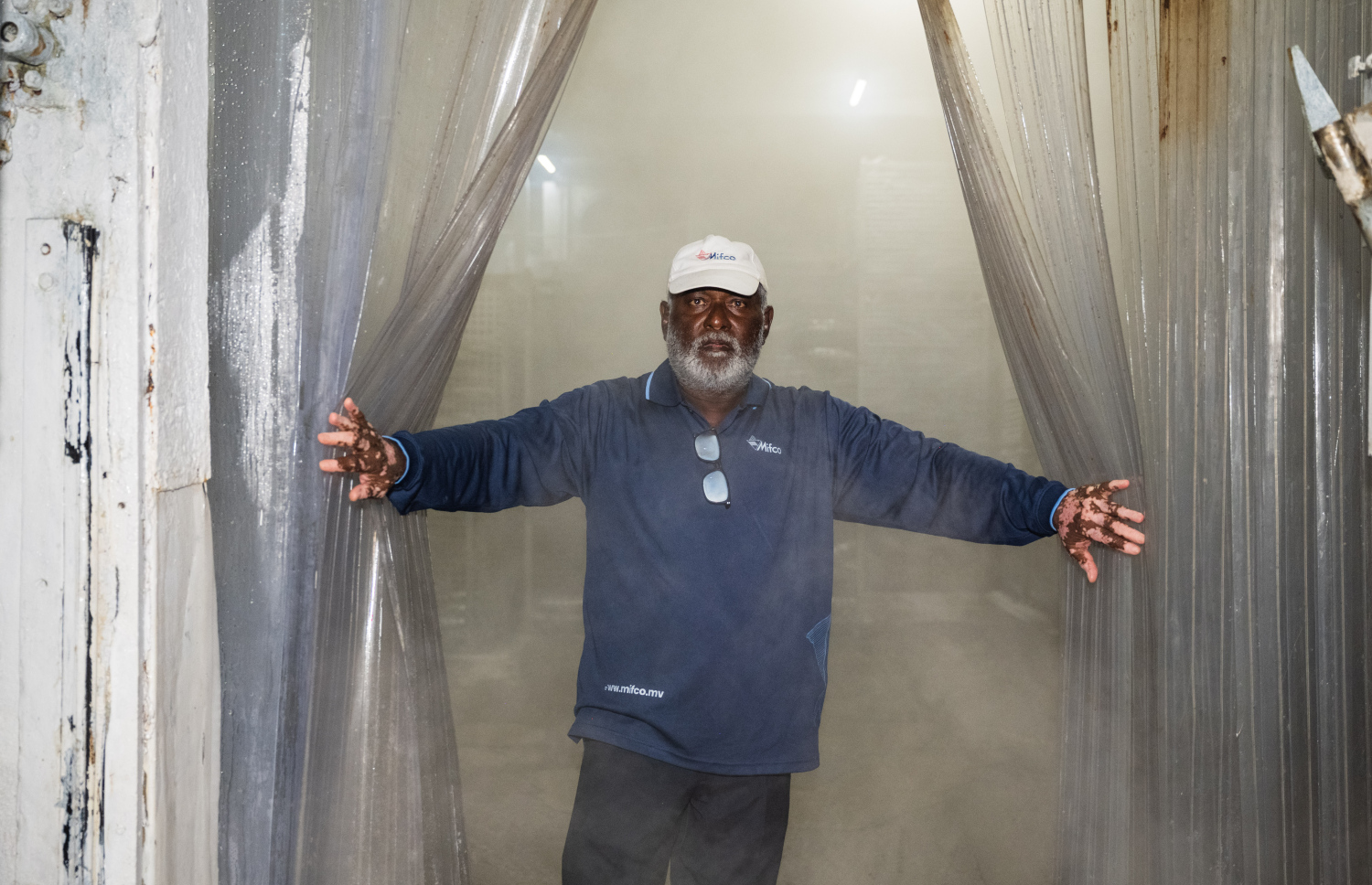 ހާދީބެ، ފެލިވަރު ކޯލްޑް ސްޓޯރޭޖު "މިހާރު" ގެ ނޫސްވެރިންނަށް ދައްކާލަން ތައްޔާރުވަނީ.---ފޮޓޯ: ނިޝާން އަލީ| މިހާރު