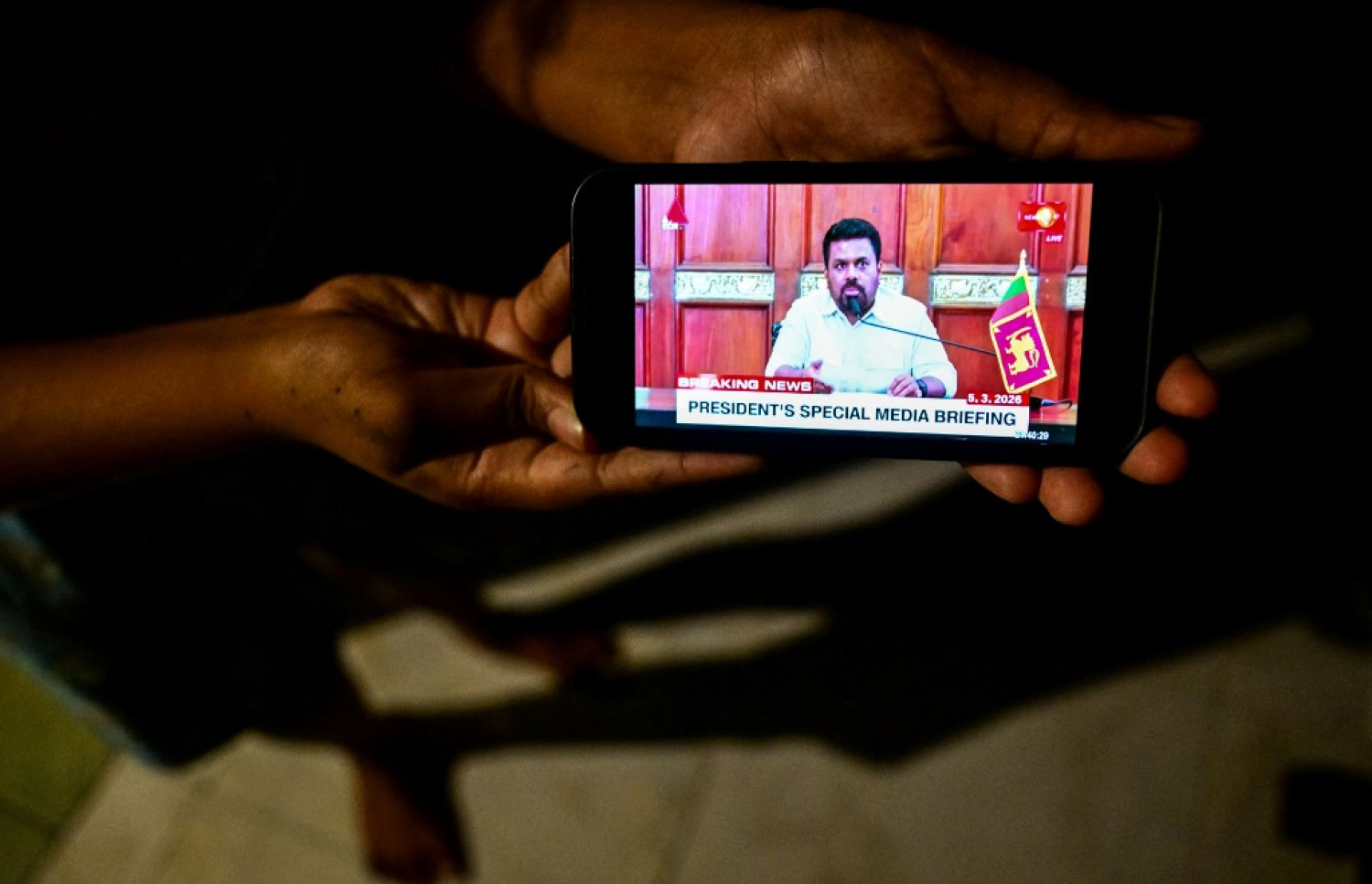 ސްރީ ލަންކާގެ ރައީސް އަނޫރާ ކުމާރަ ޑިސެނަޔަކަށް މިރޭ އީރާންގެ މަނަވަރާ ބެހޭ ގޮތުން ޓީވީ މެދުވެރިކޮށް ބަޔާން ދެއްވަނީ. -- ފޮޓޯ: އޭއެފްޕީ