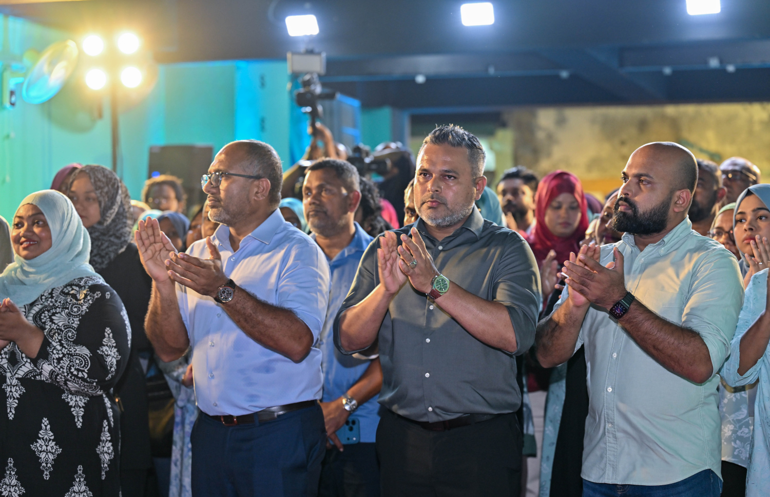 ޕީއެންސީގެ އައްޑޫގެ ކެންޑިޑޭޓުންގެ މާލޭގެ ކެމްޕެއިން ޖަގަހަ ހުޅުވަން ރޭ ބޭއްވި ރަސްމިއްޔާތުގައި އެ ޕާޓީގެ ނައިބު ރައީސް އަދި މިނިސްޓަރު ޝިޔާމާއި މިނިސްޓަރު އިހުސާން އަދި އެހެން ބައެއް ބޭފުޅުން.---ފޮޓޯ: ޕީއެންސީ