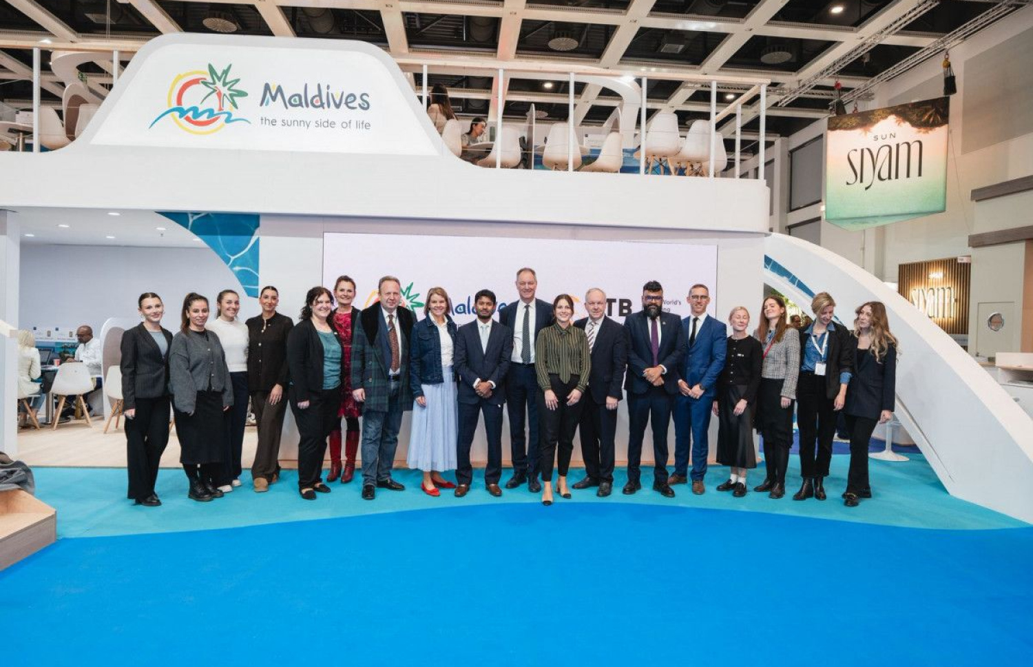 މި އަހަރުގެ އައިޓީބީ ބާލިން ފެއާގެ ތެރެއިން އަންނަ އަހަރުގެ ފެއާ ރާއްޖޭގައި ބޭއްވުމުގެ އެއްބަސްވުމުގައި ސޮއި ކުރުމަށް ފަހު ގުރޫޕް ފޮޓޯއެއް ނަގަނީ.-- ފޮޓޯ: ވީއެމްސީ