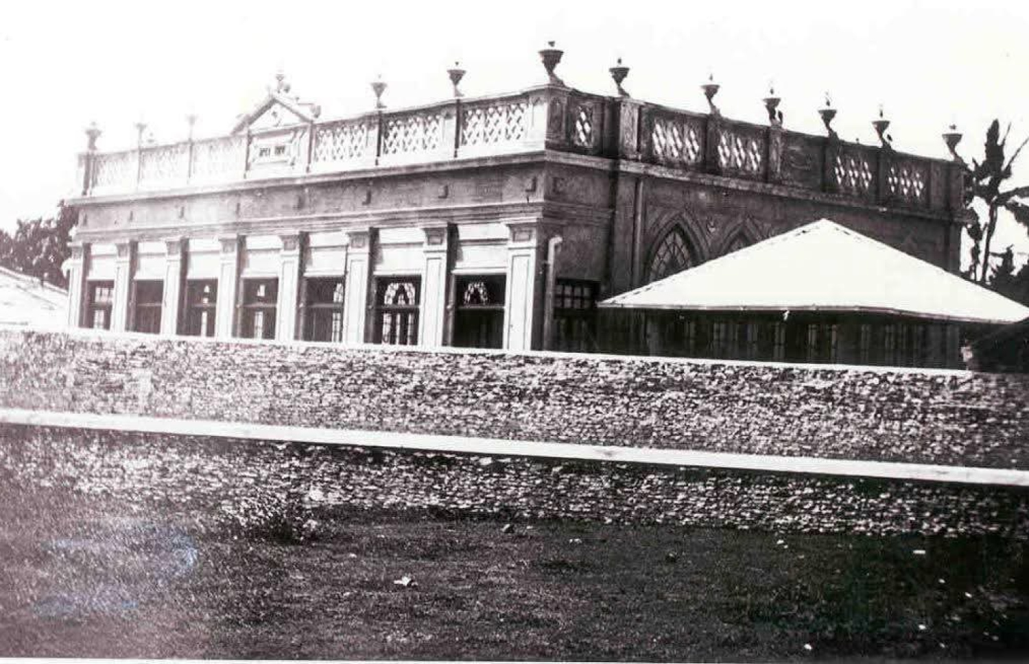 ކުރީގެ ހެރިޓޭޖް މިނިސްޓަރު ޔުމްނާ މައުމޫން އާންމުކުރެއްވި، ބަންޑާރަ މިސްކިތުގެ އިހުގެ ފޮޓޯއެއް.