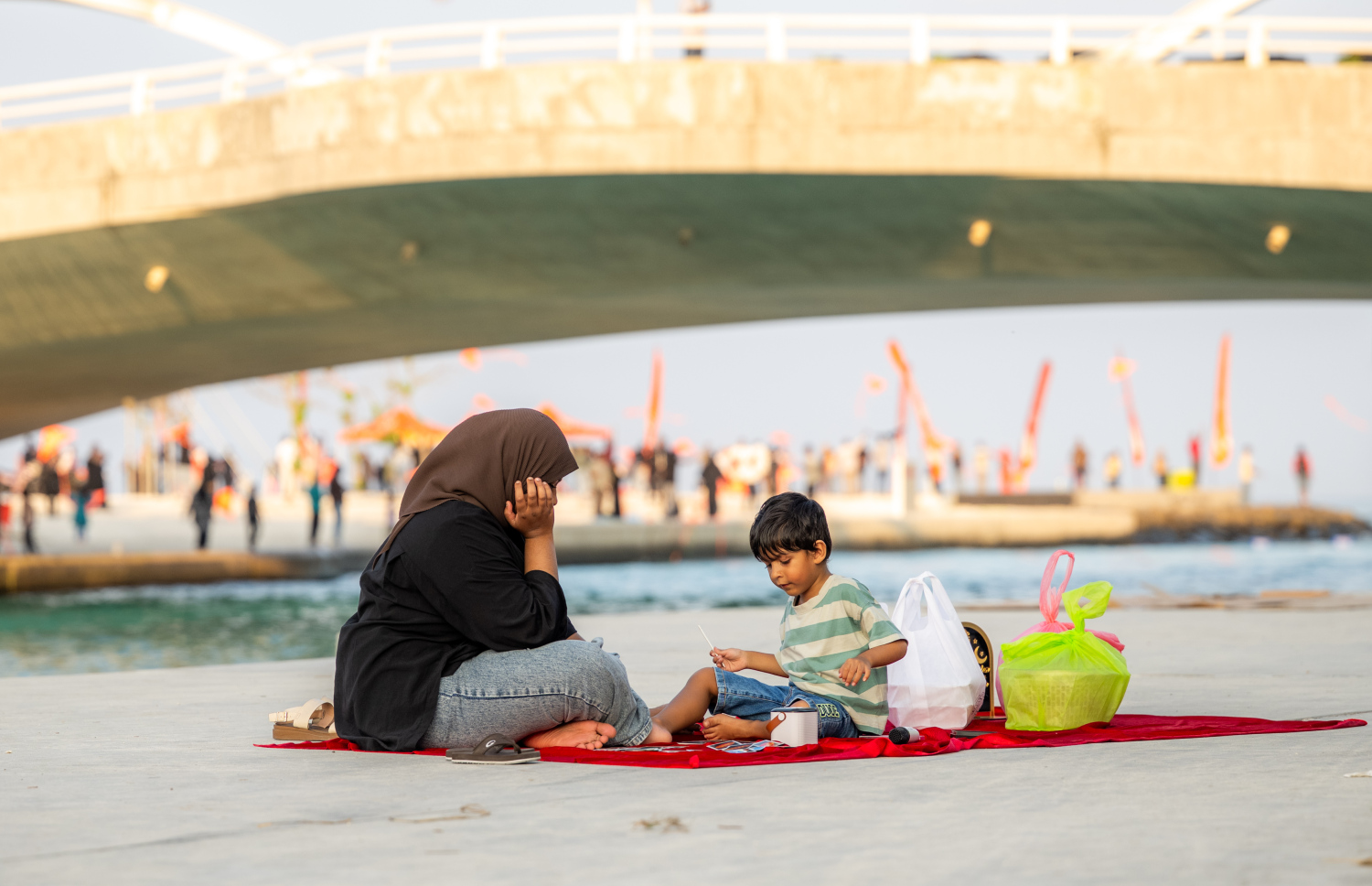 ހުޅުމާލޭ ޗެނަލް ޕާކުގައި ރޯދަވީއްލުމަށް ކުޑަކުއްޖަކާއި އެ ކުއްޖާގެ ބެލެނިވެރިޔާ ތައްޔާރުވަނީ.--- ފޮޓޯ: ނިޝާން އަލީ | މިހާރު