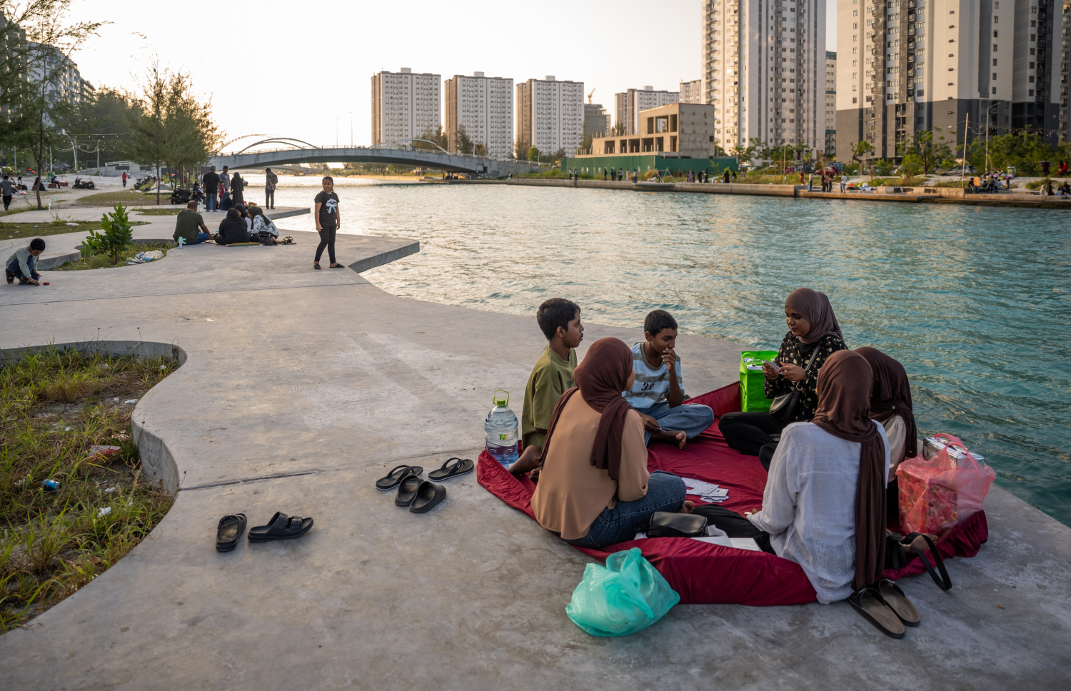 ހުޅުމާލޭ ޗެނަލް ޕާކުގައި ރޯދަ ވީއްލުމަށް ގޮސްތިބި ޒުވާނުންތަކެއް.-- ފޮޓޯ: ނިޝާން އަލީ | މިހާރު