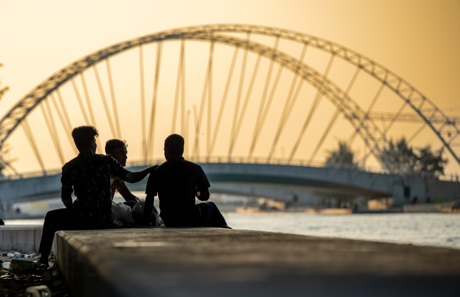 ހުޅުމާލޭ ޗެނަލް ޕާކުގައި ބަޔަކު މަޑުކޮށްލައިގެން: މި ދުވަސްވަރު އިހުސާސްކުރެވޭ ހޫނުމިން ވަނީ މައްޗަށް ދާން ފަށައިފައި.-- ފޮޓޯ: ނިޝާން އަލީ | މިހާރު