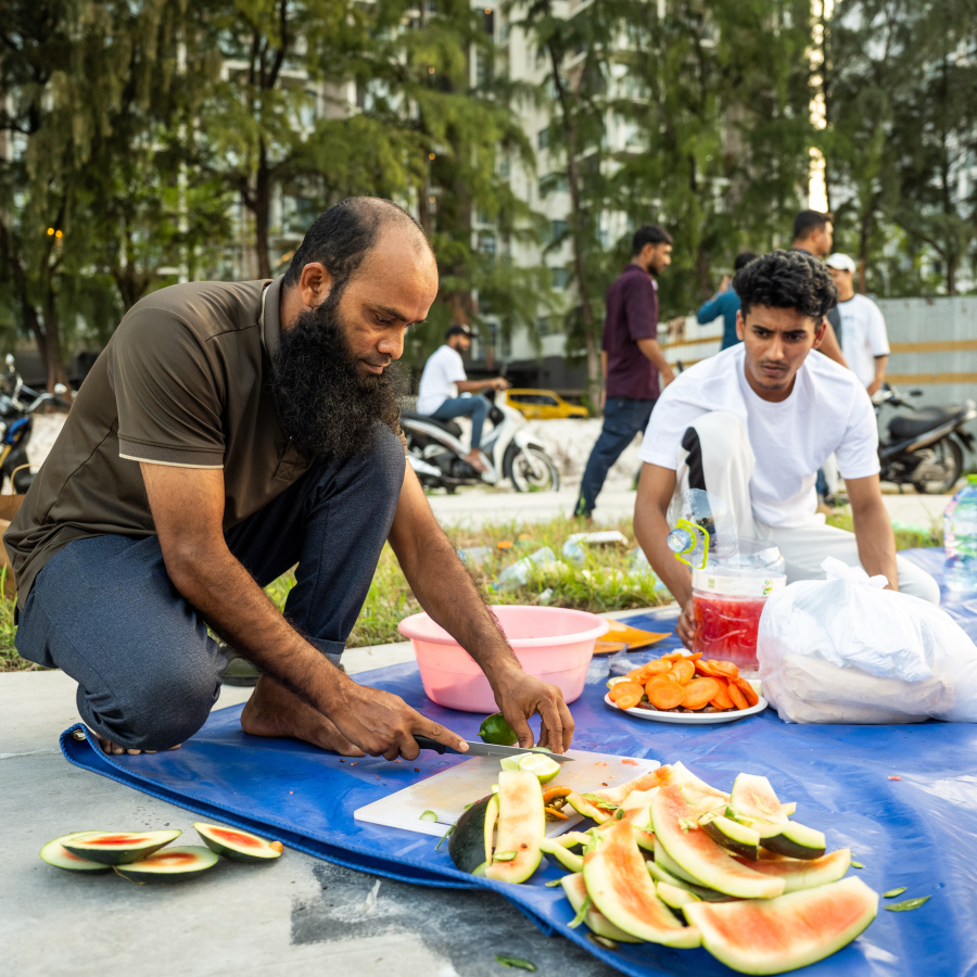 ހުޅުމާލޭ ޗެނަލް ޕާކުގައި ބިދޭސީންތަކެއް ރޯދަވީއްލުމަށް ތައްޔާރުވަނީ.--- ފޮޓޯ: ނިޝާން އަލީ | މިހާރު