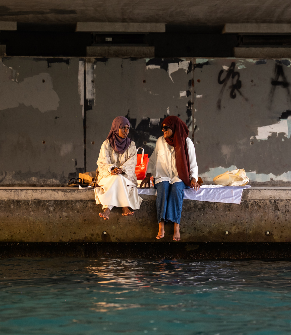 ހުޅުމާލޭ ޗެނަލް ޕާކުގައި ރޯދަވީއްލުމަށް ގޮސްތިބި ޒުވާނުންތަކެއް މަޑުކޮށްލައިގެން.--- ފޮޓޯ: ނިޝާން އަލީ | މިހާރު