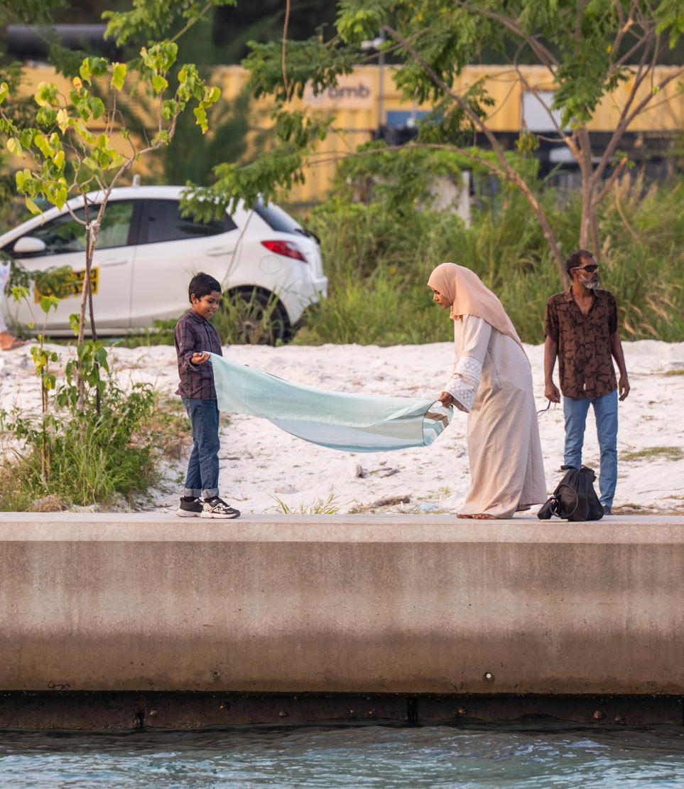ހުޅުމާލޭ ޗެނަލް ޕާކުގައި ޒުވާނުންތަކެއް ރޯދަވީއްލުމަށް ތައްޔާރުވަނީ.--- ފޮޓޯ: ނިޝާން އަލީ | މިހާރު