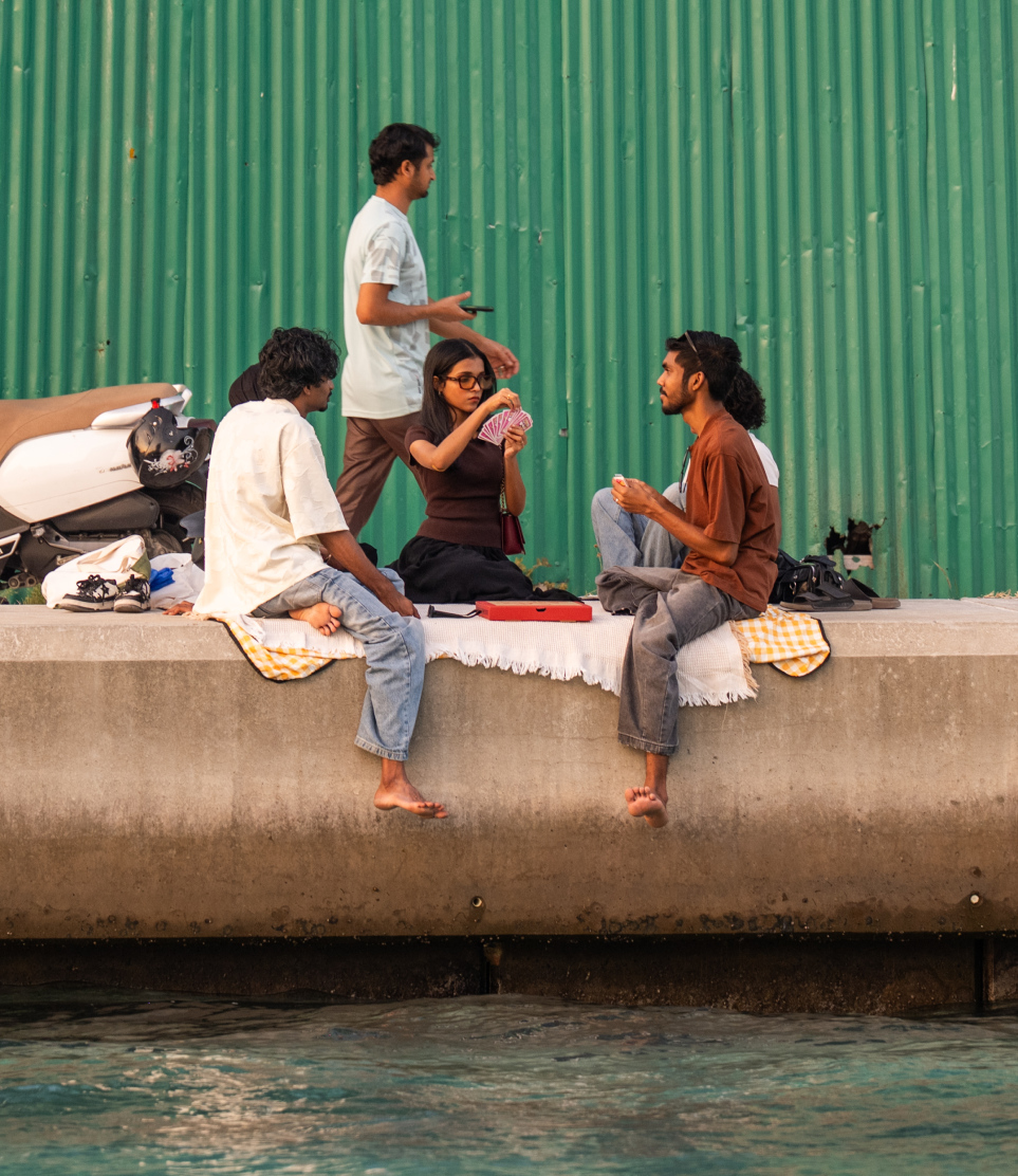 ހުޅުމާލޭ ޗެނަލް ޕާކުގައި ރޯދަ ވީއްލުމަށް ގޮސް ތިބި ޒުވާނުންތަކެއް: މިއީ ހުޅުމާލޭގައި އެންމެ ހިތްގައިމު އެއް ތަން.--- ފޮޓޯ: ނިޝާން އަލީ | މިހާރު