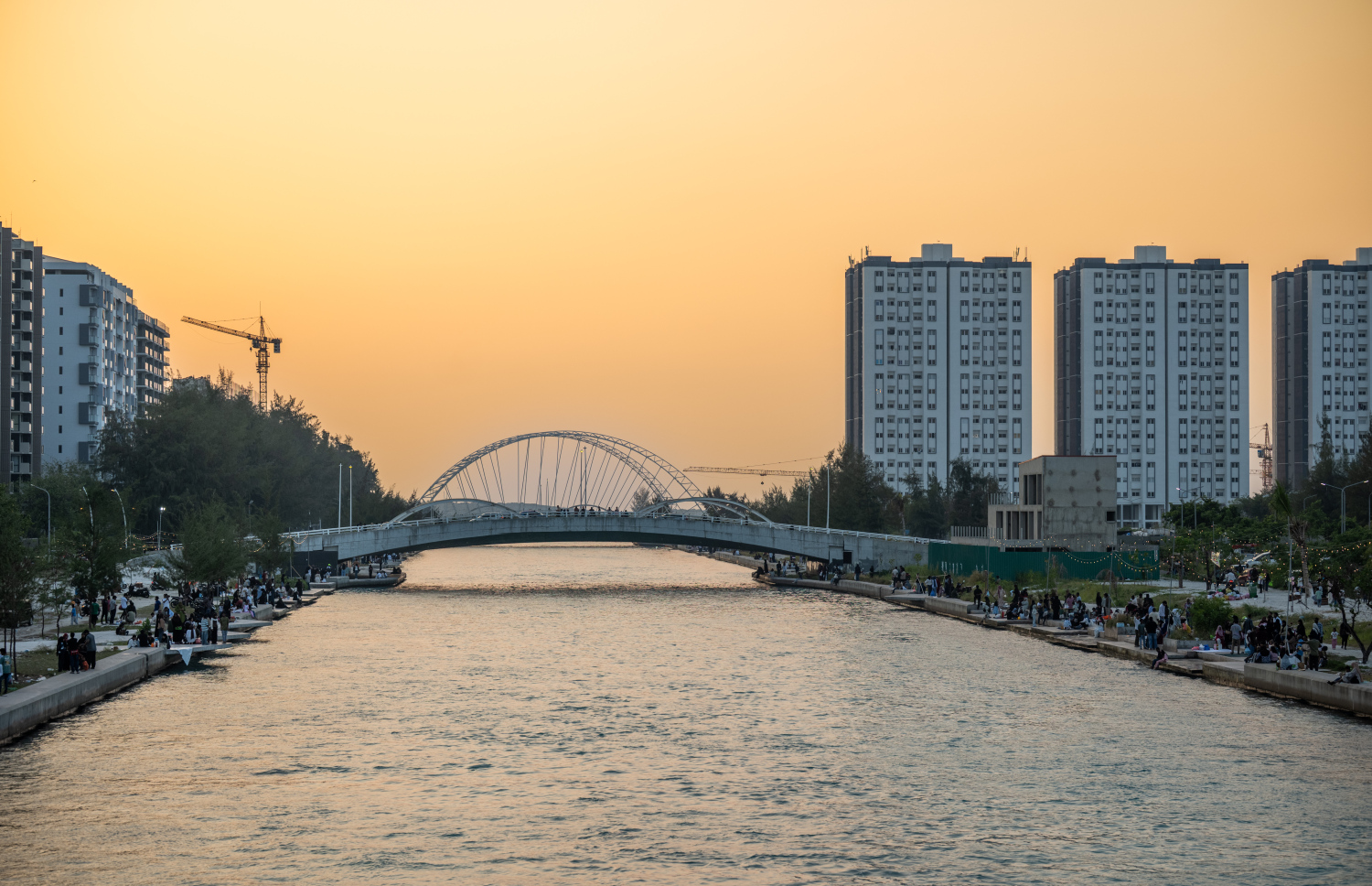 ރޯދަވީއްލުމަށްޓަކައި ގިނަ އަދަދެއްގެ ބަޔަކު ހުޅުމާލެ 1 އާއި ހުޅުމާލެ 2 ގުޅުވައިދޭ ޗެނަލް ޕާކަށް އެއްވެފައި.--- ފޮޓޯ: ނިޝާން އަލީ | މިހާރު