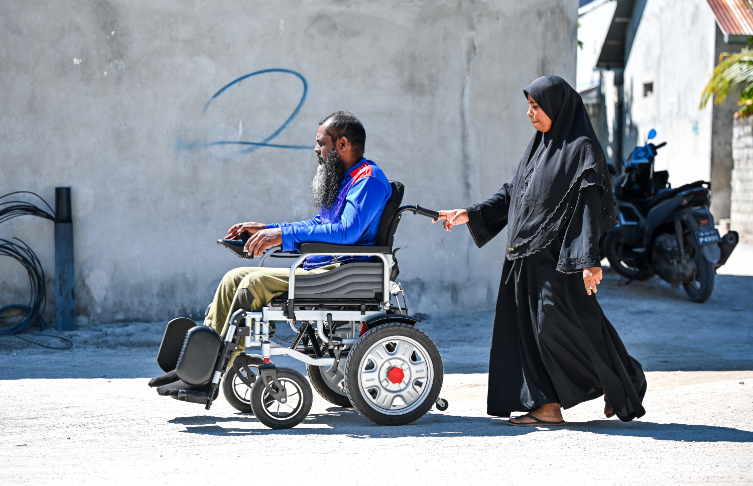 ސޮފްއާން އާއި އޭނާގެ އަންހެނުން އައިންތު: ދެ މީހުންގެ ދިރިއުޅުން އެ ފުށްމިފުށަށް ޖެހުނަސް ލޯތްބަކަށް ބަދަލެއް ނާދޭ - ފޮޓޯ: ފަޔާޒު މޫސާ | މިހާރު