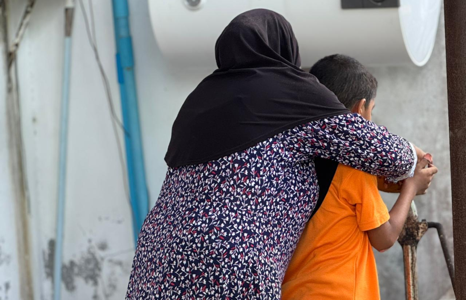 ސައިފް އޭނަގެ މަންމައާއެކު ކާށި ހެހުމުގައި.-- ފޮޓޯ: މިހާރު