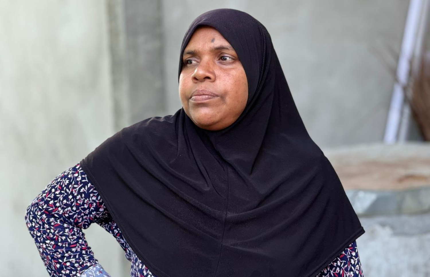 ސައިފްގެ މަންމަ، ހާލިދާ "މިހާރު" އާ ވާހަކަ ދައްކަނީ.--- ފޮޓޯ: މިހާރު