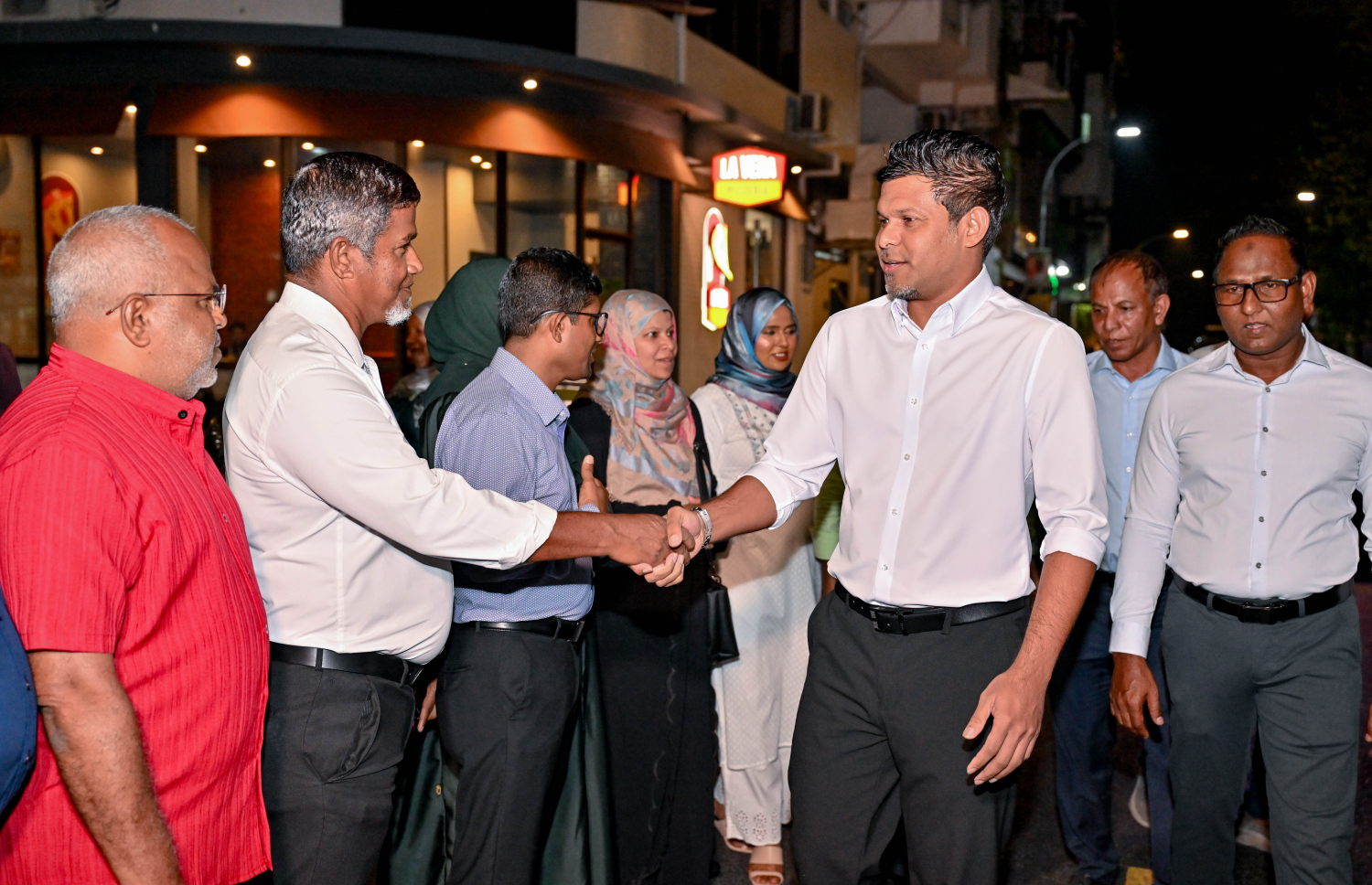 އަންނަ މަހުގެ ހަތަރު ވަނަ ދުވަހު ބާއްވާ ލޯކަލް އިންތިހާބަށް ޕީއެންސީގެ ޓިކެޓުގައި ވާދަކުރާ ހދ. އަތޮޅުގެ ކެންޑިޑޭޓުންގެ ކެމްޕެއިން ޖަގަހައެއް މާލޭގައި ހުޅުވުމަށް ބޭއްވި ރަސްމިއްޔާތަށް ނައިބު ރައީސް ވަޑައިގަތުމުން މަރުހަބާ ދަންނަވަނީ.--- ފޮޓޯ: ޕީއެންސީ