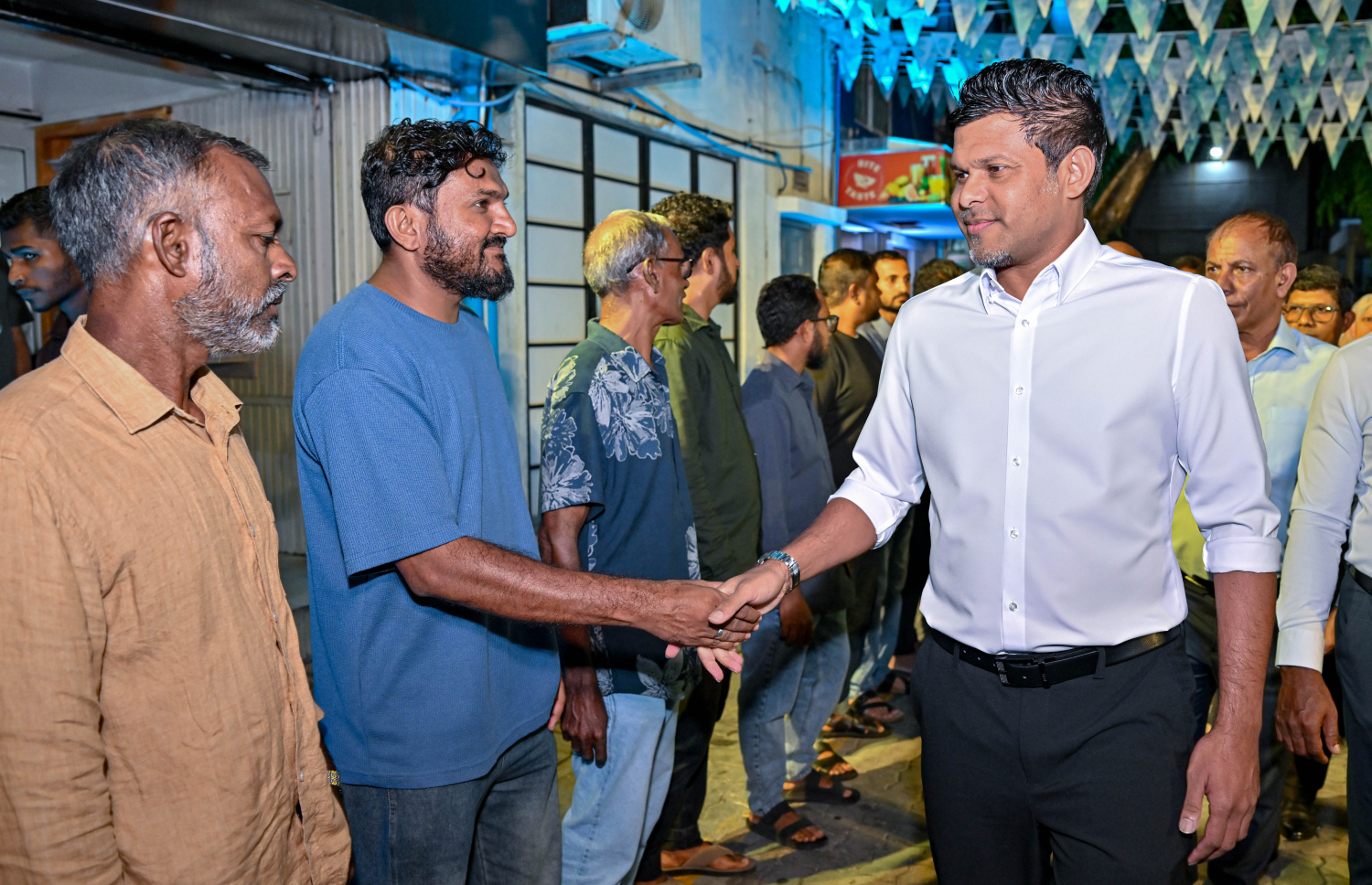 އަންނަ މަހުގެ ހަތަރު ވަނަ ދުވަހު ބާއްވާ ލޯކަލް އިންތިހާބަށް ޕީއެންސީގެ ޓިކެޓުގައި ވާދަކުރާ ހދ. އަތޮޅުގެ ކެންޑިޑޭޓުންގެ ކެމްޕެއިން ޖަގަހައެއް މާލޭގައި ހުޅުވުމަށް ބޭއްވި ރަސްމިއްޔާތަށް ނައިބު ރައީސް ވަޑައިގަތުމުން މަރުހަބާ ދަންނަވަނީ.--- ފޮޓޯ: ޕީއެންސީ