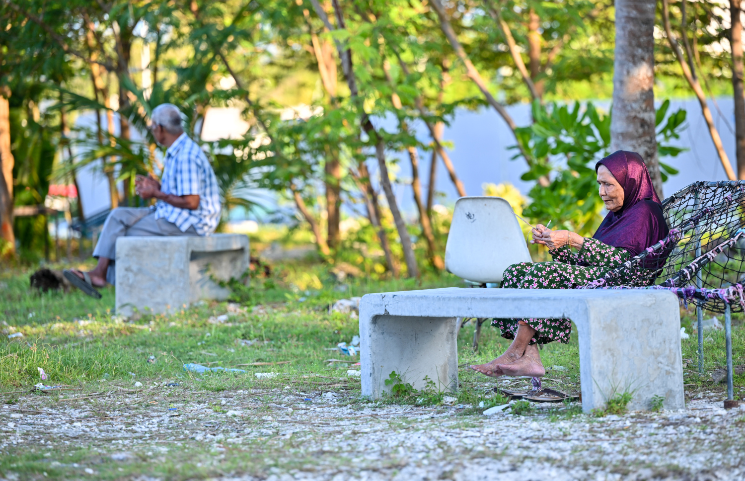 ކުޅުދުއްފުށީގެ ދުވަސްވީ މީހަކު ޖޯއްޔެއްގައި އިށީނދެލައިގެން-- ފޮޓޯ: ފަޔާޒު މޫސާ | މިހާރު