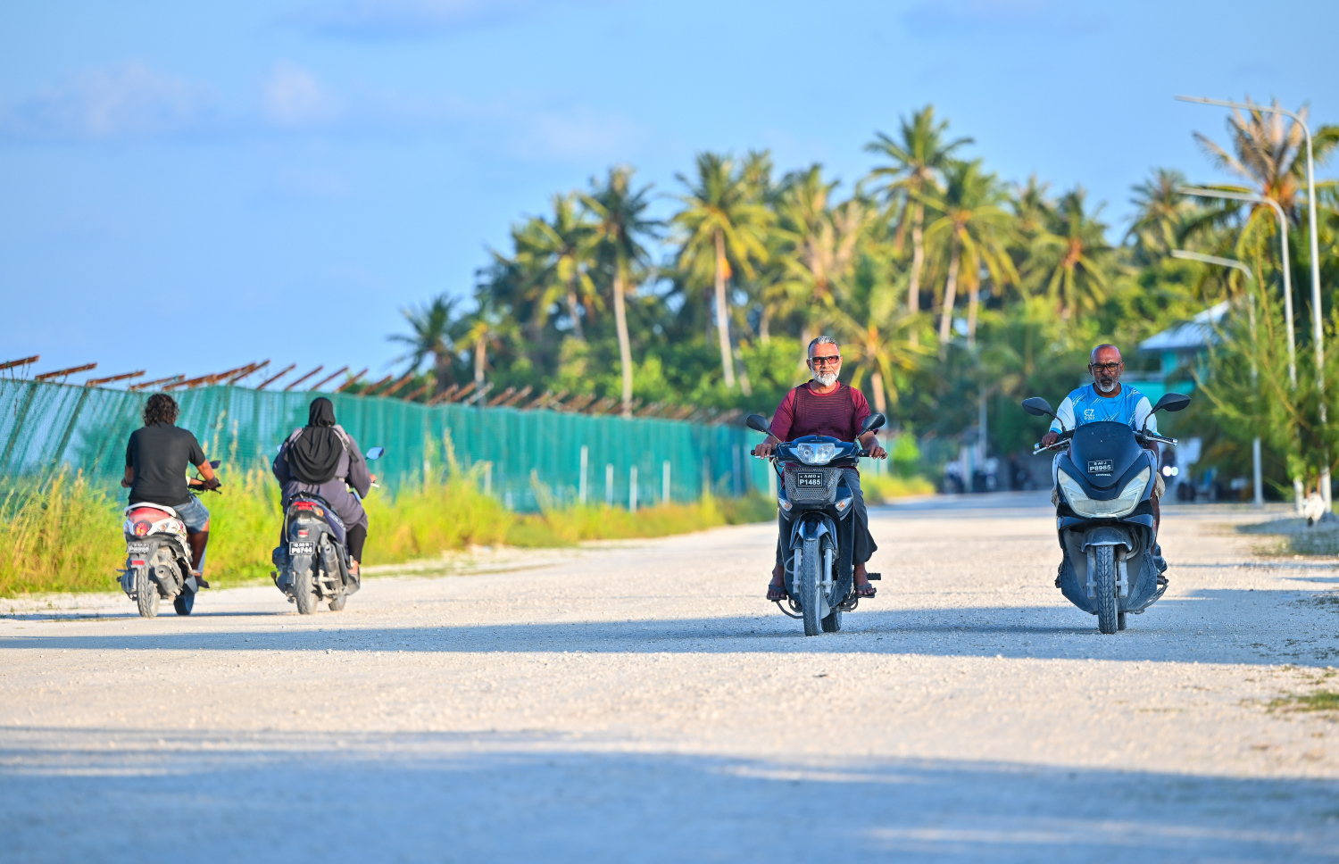 ކުޅުދުއްފުށީ މަގެއްގައި ބަޔަކު ސައިކަލުގައި ދަނީ-- ފޮޓޯ: ފަޔާޒު މޫސާ | މިހާރު