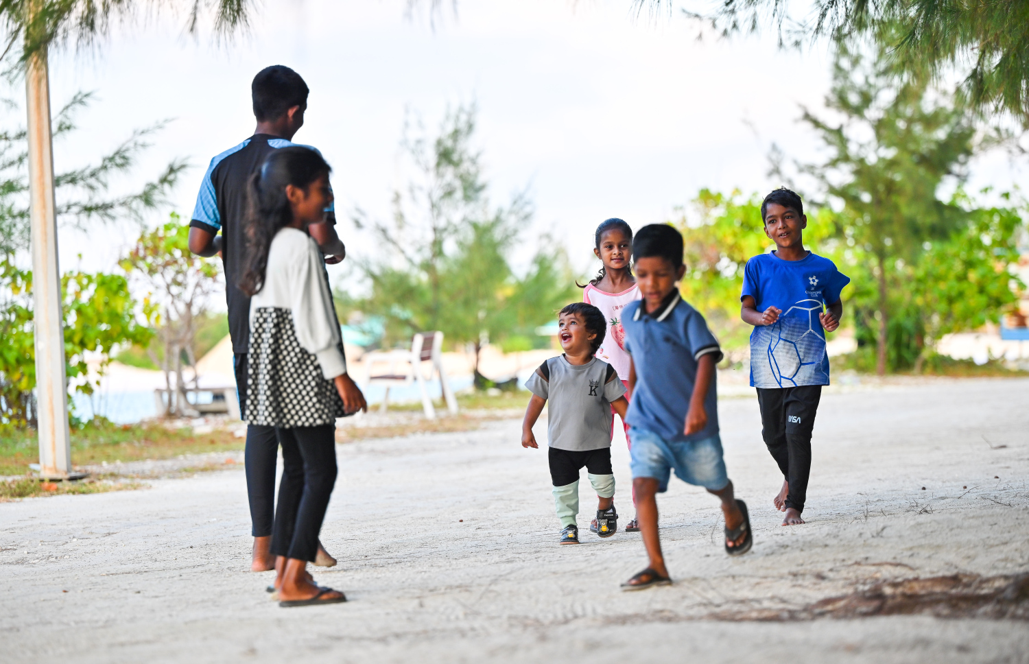 ކުޅުދުއްފުށީގައި ކުދިންތަކެއް މަގުމަތީގައި ކުޅެނީ-- ފޮޓޯ: ފަޔާޒު މޫސާ | މިހާރު