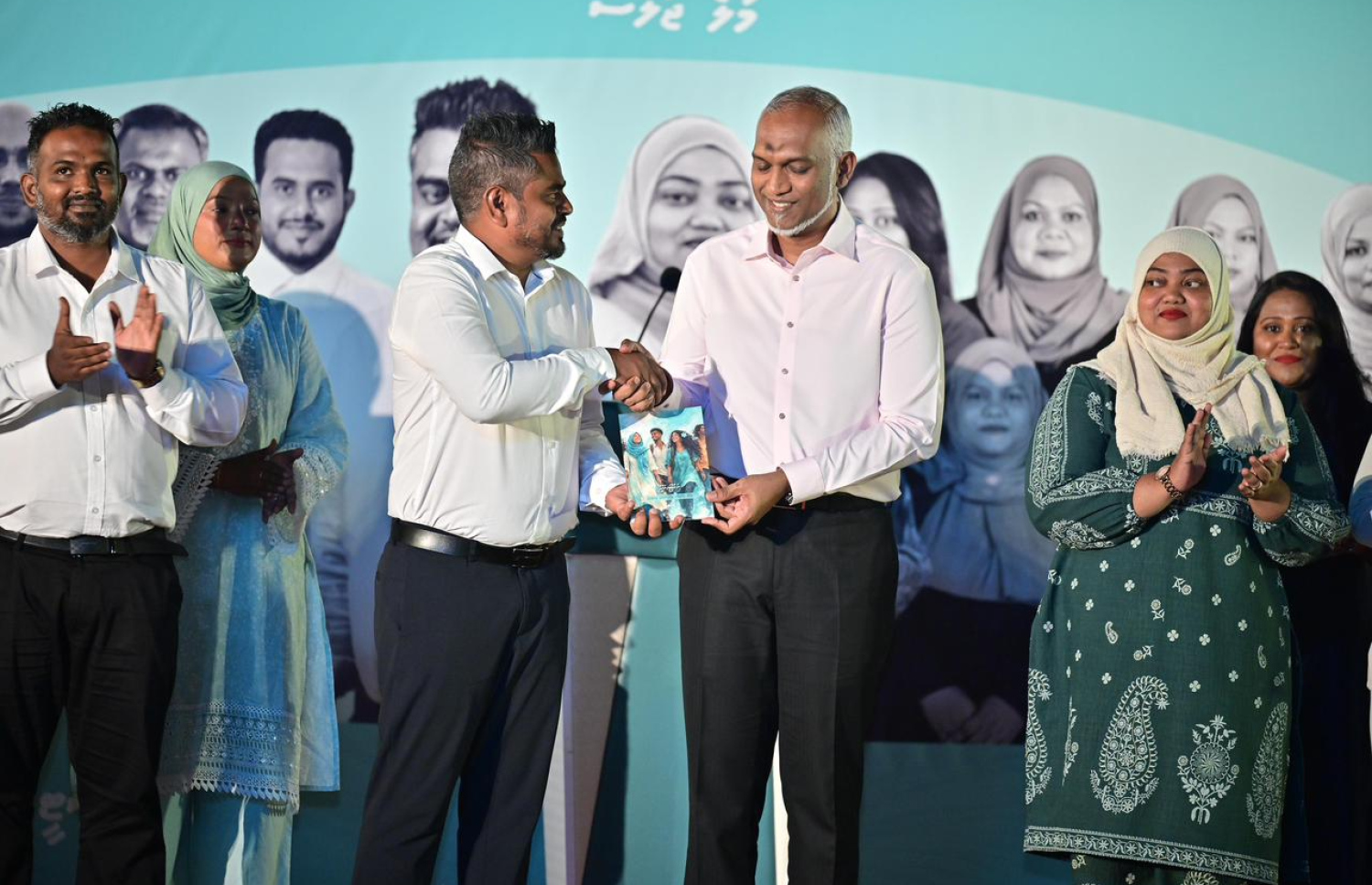 "ދަ ގްރޭޓާ އައްޑޫ" ތަސައްވުރު އިފްތިތާހުކުރުމަށް ބޭއްވި ރަސްމިއްޔާތުގައި އައްޑޫ ސިޓީ ކައުންސިލަށް ވާދަކުރައްވާ ޕީއެންސީގެ ކެންޑިޑޭޓުން ރައީސް ޑރ. މުހައްމަދު މުއިއްޒުއާ އެކު.-- ފޮޓޯ: ނިޝާން އަލީ | މިހާރު