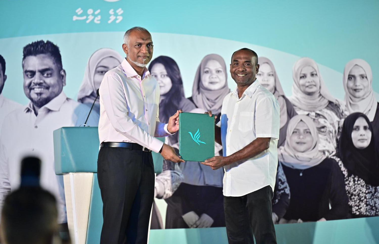 ޕީއެންސީއާ ރޭ ގުޅުނު އެމްޑީޕީގެ ފޭދޫ ދާއިރާގެ ކުރީގެ ނައިބު ރައީސް މުހައްމަދު ސައީދު (ދަގޭ) ގެ ފޯމާ ރައީސް މުއިއްޒު ހަވާލުވެވަޑައިގަންނަވަނީ.---ފޮޓޯ: ނިޝާން އަލީ| މިހާރު