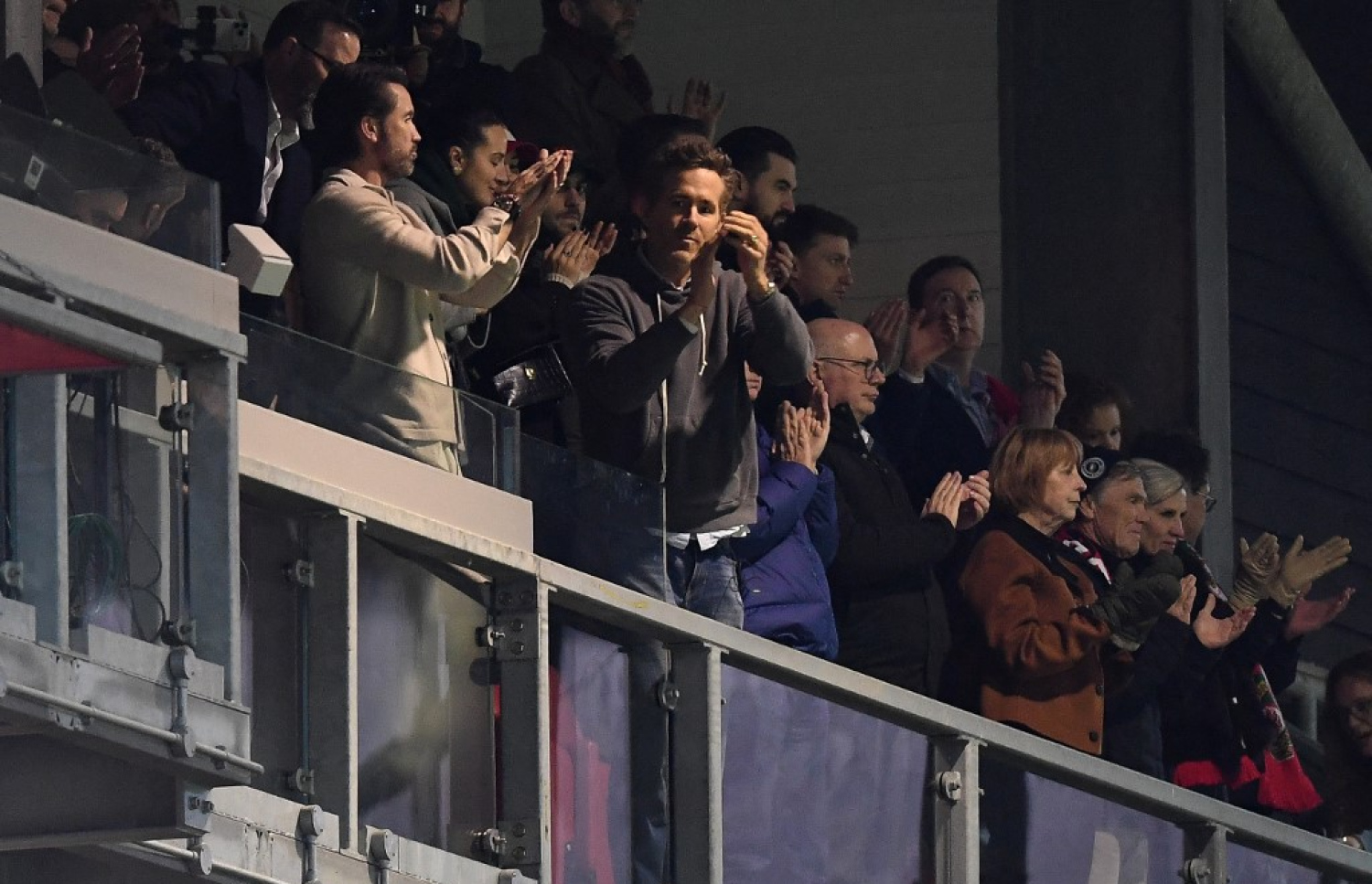 ރެކްސްހެމްގެ ރޮބް މެކްއެލްހެނީ އާއި ރަޔަން ރެނަލްޑްސް ޓީމަށް ތަރުހީބު ދެނީ.-- ފޮޓޯ: އޭއެފްޕީ