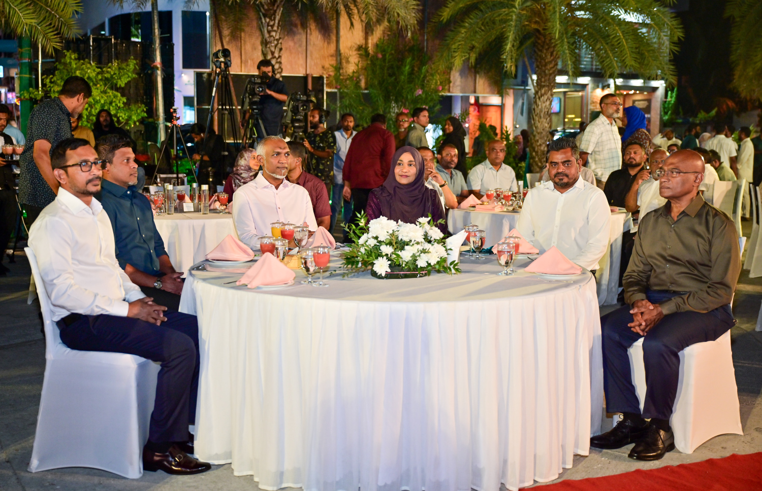 "ދަ ގްރޭޓާ އައްޑޫ" ތަސައްވުރު ރައީސް ޑރ. މުހައްމަދު މުއިއްޒުގެ ދެކަނބަލުންނާއި ޕާޓީގެ އިސްބޭފުޅުން ބައިވެރިވެވަޑައިގަންނަވަނީ.-- ފޮޓޯ: މިހާރު