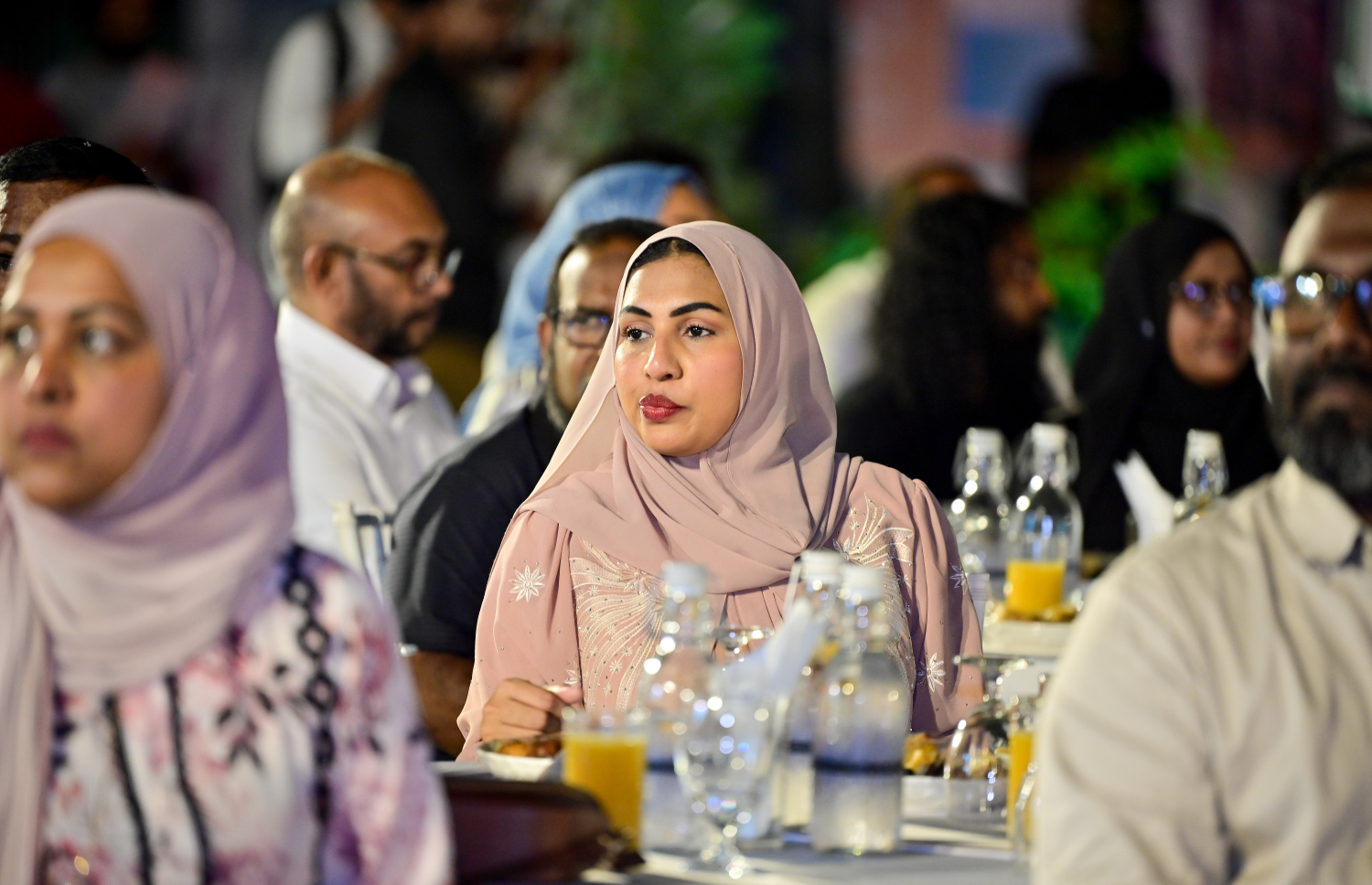 "ދަ ގްރޭޓާ އައްޑޫ" ތަސައްވުރު އިފްތިތާހުކުރުމަށް އާޓިފިޝަލް ބީޗުގައި ބޭއްވި ރަސްމިއްޔާތުގައި ބައިވެރިވި ބައެއް މީހުން .-- ފޮޓޯ: މިހާރު