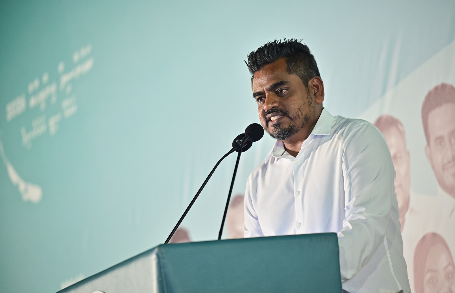 "ދަ ގްރޭޓާ އައްޑޫ" ތަސައްވުރު އިފްތިތާހުކުރުމަށް އާޓިފިޝަލް ބީޗުގައި ބޭއްވި ރަސްމިއްޔާތުގައި އައްޑޫ ސިޓީގެ މޭޔަރު ކަމަށް ޕީއެންސީގެ ޓީކެޓުގައި ވާދަކުރާ މުޝްރިފް އަލީ ވާހަކަދައްކަނީ.-- ފޮޓޯ: މިހާރު