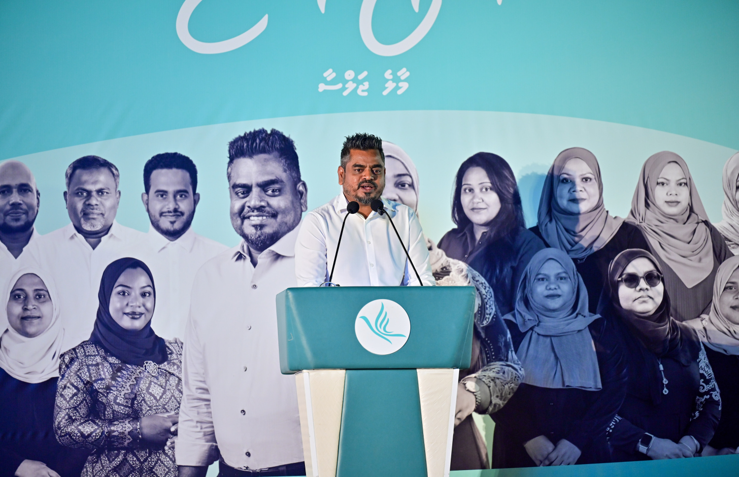 "ދަ ގްރޭޓާ އައްޑޫ" ތަސައްވުރު އިފްތިތާހުކުރުމަށް އާޓިފިޝަލް ބީޗުގައި ބޭއްވި ރަސްމިއްޔާތުގައި އައްޑޫ ސިޓީގެ މޭޔަރު ކަމަށް ޕީއެންސީގެ ޓީކެޓުގައި ވާދަކުރާ މުޝްރިފް އަލީ ވާހަކަދައްކަނީ.-- ފޮޓޯ: މިހާރު