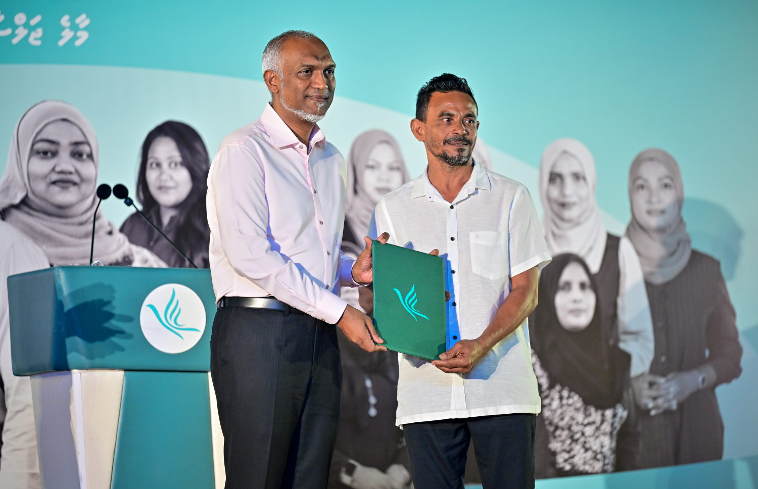 "ދަ ގްރޭޓާ އައްޑޫ" ތަސައްވުރު އިފްތިތާހުކުރުމަށް ބޭއްވި ރަސްމިއްޔާތުގައި ޕީއެންސީއަށް އަލަށް ސޮއިކުރި މީހަކު ރައީސް ޑރ. މުހައްމަދު މުއިއްޒުއާ ފޯމު ހަވާލުކުރަނީ.-- ފޮޓޯ: މިހާރު