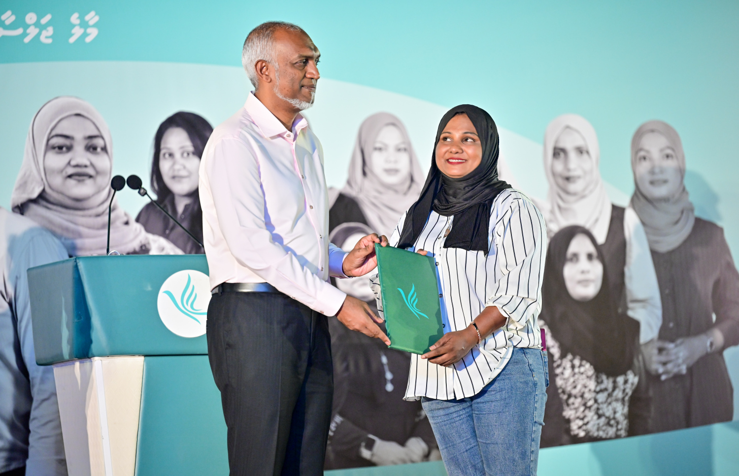 "ދަ ގްރޭޓާ އައްޑޫ" ތަސައްވުރު އިފްތިތާހުކުރުމަށް ބޭއްވި ރަސްމިއްޔާތުގައި ޕީއެންސީއަށް އަލަށް ސޮއިކުރި މީހަކު ރައީސް ޑރ. މުހައްމަދު މުއިއްޒުއާ ފޯމު ހަވާލުކުރަނީ.-- ފޮޓޯ: މިހާރު