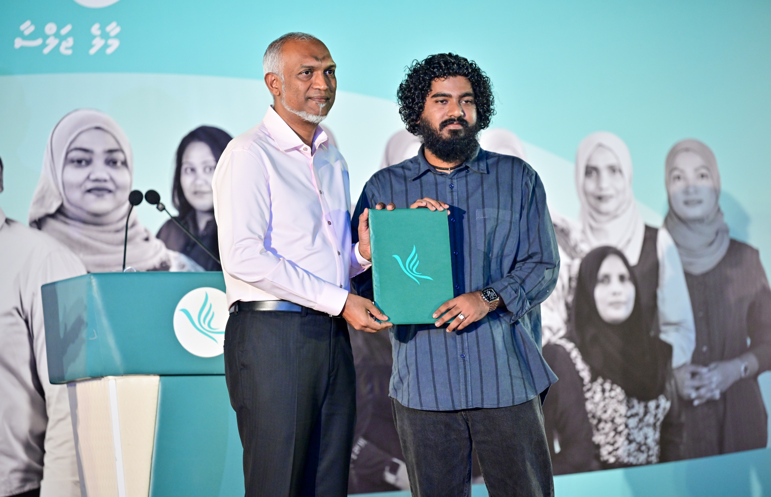 "ދަ ގްރޭޓާ އައްޑޫ" ތަސައްވުރު އިފްތިތާހުކުރުމަށް ބޭއްވި ރަސްމިއްޔާތުގައި ޕީއެންސީއަށް އަލަށް ސޮއިކުރި މީހަކު ރައީސް ޑރ. މުހައްމަދު މުއިއްޒުއާ ފޯމު ހަވާލުކުރަނީ.-- ފޮޓޯ: މިހާރު