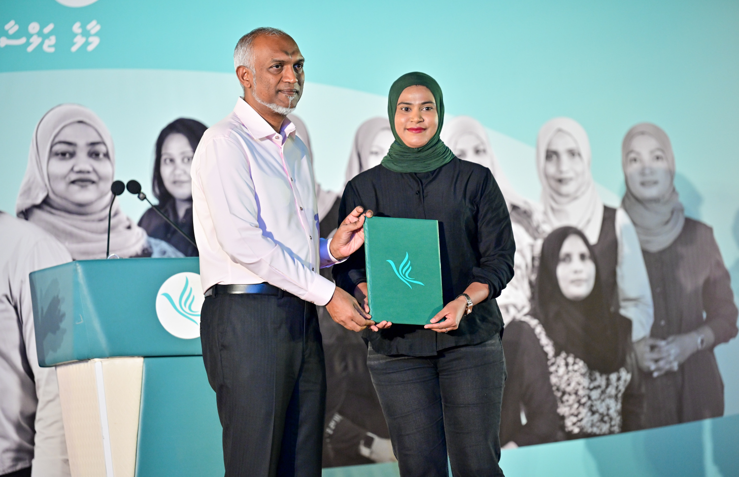 "ދަ ގްރޭޓާ އައްޑޫ" ތަސައްވުރު އިފްތިތާހުކުރުމަށް ބޭއްވި ރަސްމިއްޔާތުގައި ޕީއެންސީއަށް އަލަށް ސޮއިކުރި މީހަކު ރައީސް ޑރ. މުހައްމަދު މުއިއްޒުއާ ފޯމު ހަވާލުކުރަނީ.-- ފޮޓޯ: މިހާރު