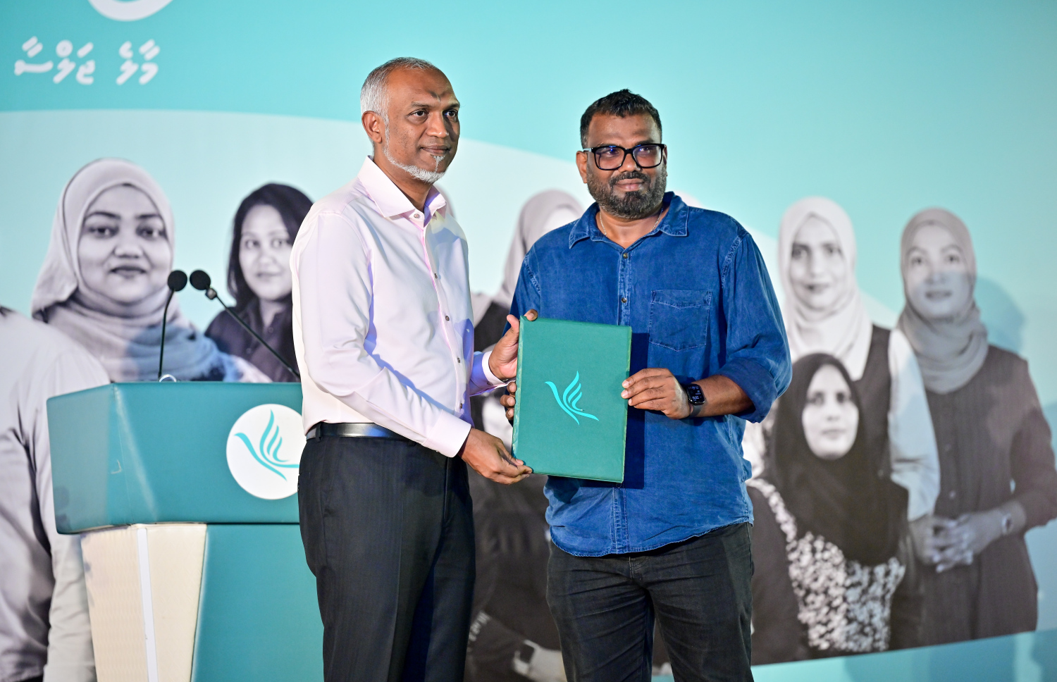 "ދަ ގްރޭޓާ އައްޑޫ" ތަސައްވުރު އިފްތިތާހުކުރުމަށް ބޭއްވި ރަސްމިއްޔާތުގައި ޕީއެންސީއަށް އަލަށް ސޮއިކުރި މީހަކު ރައީސް ޑރ. މުހައްމަދު މުއިއްޒުއާ ފޯމު ހަވާލުކުރަނީ.-- ފޮޓޯ: މިހާރު