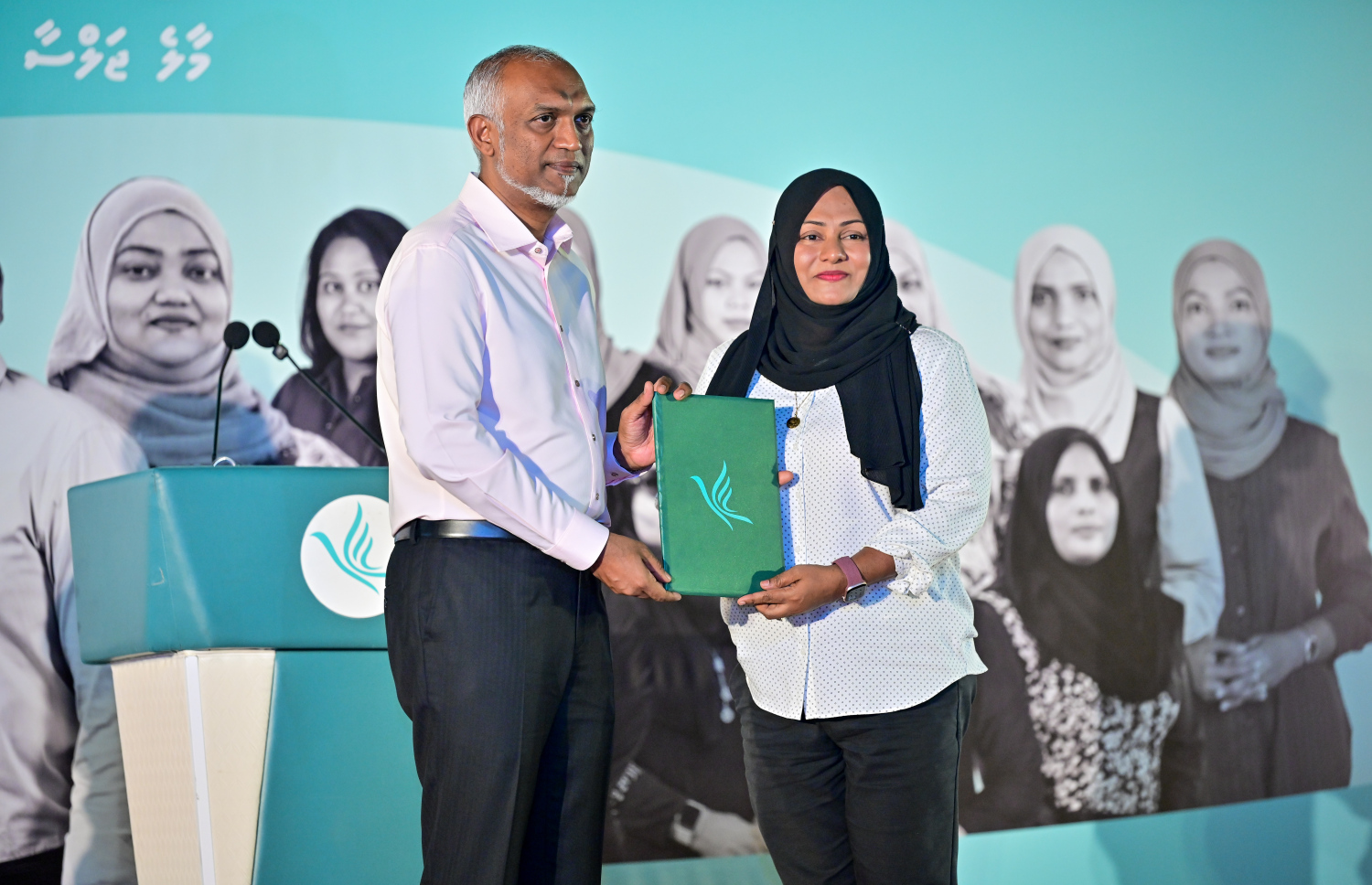 "ދަ ގްރޭޓާ އައްޑޫ" ތަސައްވުރު އިފްތިތާހުކުރުމަށް ބޭއްވި ރަސްމިއްޔާތުގައި ޕީއެންސީއަށް އަލަށް ސޮއިކުރި މީހަކު ރައީސް ޑރ. މުހައްމަދު މުއިއްޒުއާ ފޯމު ހަވާލުކުރަނީ.-- ފޮޓޯ: މިހާރު