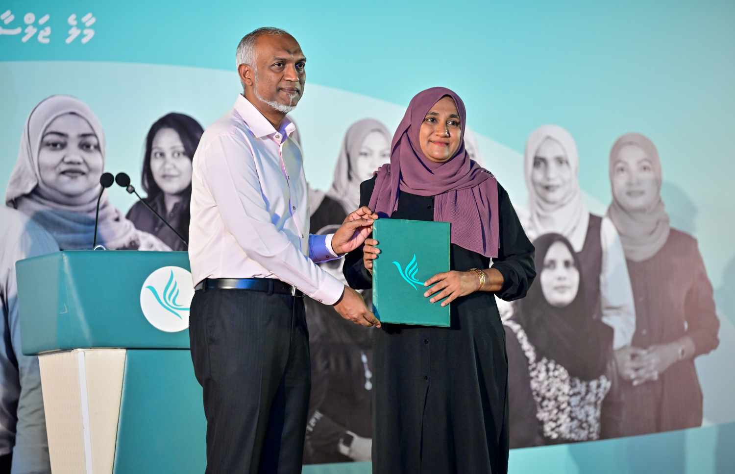 "ދަ ގްރޭޓާ އައްޑޫ" ތަސައްވުރު އިފްތިތާހުކުރުމަށް ބޭއްވި ރަސްމިއްޔާތުގައި ޕީއެންސީއަށް އަލަށް ސޮއިކުރި މީހަކު ރައީސް ޑރ. މުހައްމަދު މުއިއްޒުއާ ފޯމު ހަވާލުކުރަނީ.-- ފޮޓޯ: މިހާރު