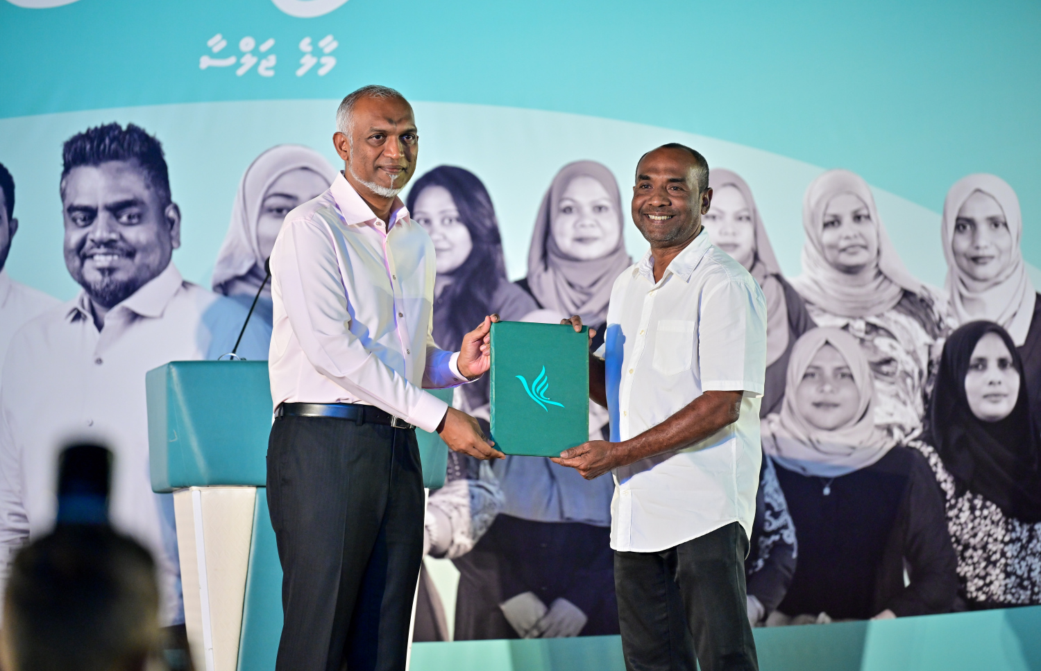 "ދަ ގްރޭޓާ އައްޑޫ" ތަސައްވުރު އިފްތިތާހުކުރުމަށް ބޭއްވި ރަސްމިއްޔާތުގައި ޕީއެންސީއަށް އަލަށް ސޮއިކުރި މީހަކު ރައީސް ޑރ. މުހައްމަދު މުއިއްޒުއާ ފޯމު ހަވާލުކުރަނީ.-- ފޮޓޯ: މިހާރު