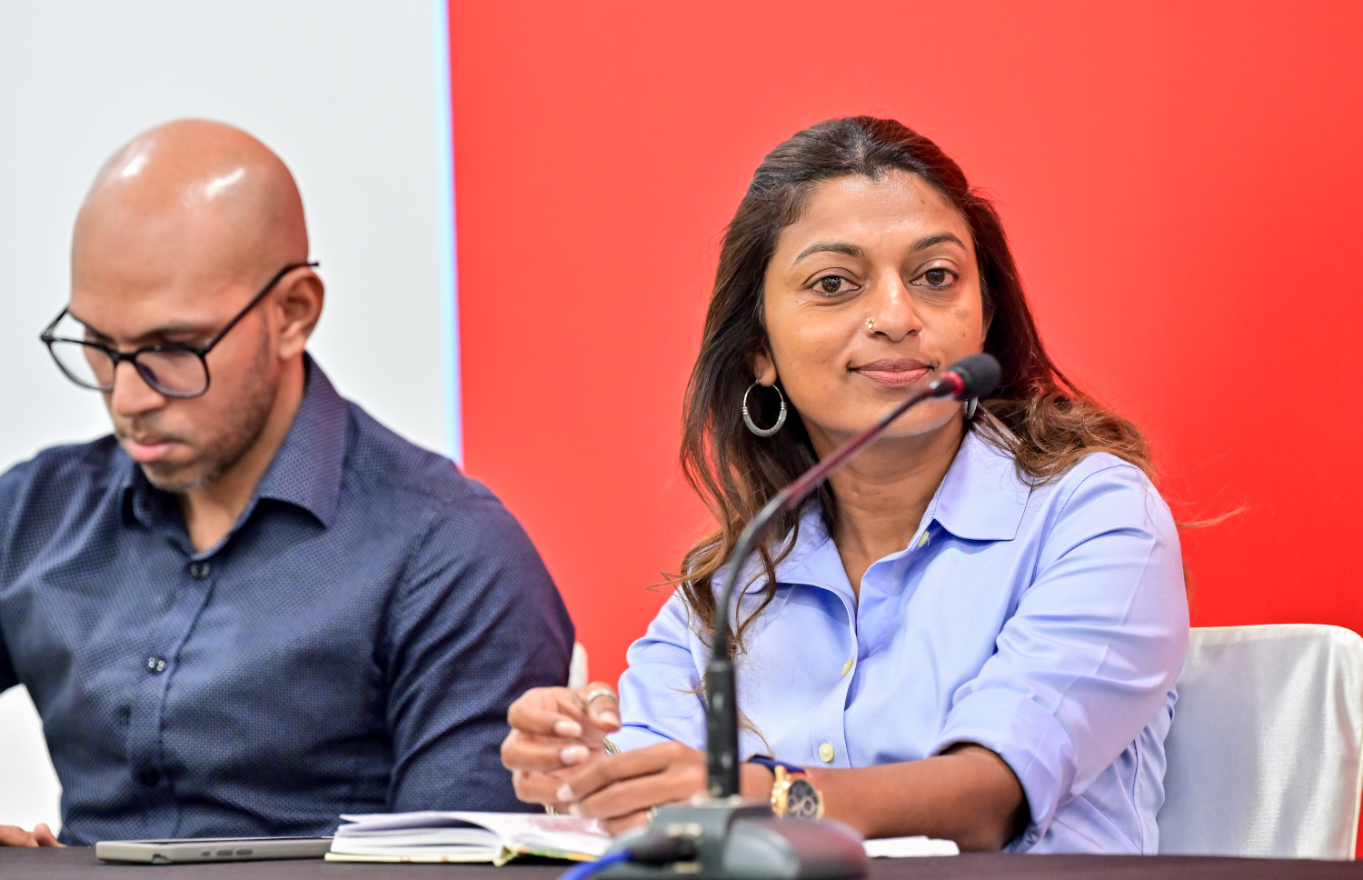 ދެ އިންތިހާބު އެއް ދުވަހެއްގައި ބޭއްވުމާ ދެކޮޅަށް މިއަދު ބޭއްވި މީޑިއާ ބްރީފިންގައި އީވާ (ކ) އާއި އައިމަން ރަޝީދު ބައިވެރިވެވަޑަިއގަންނަވަނީ.-- ފޮޓޯ: ނިޝާން އަލީ| މިހާރު