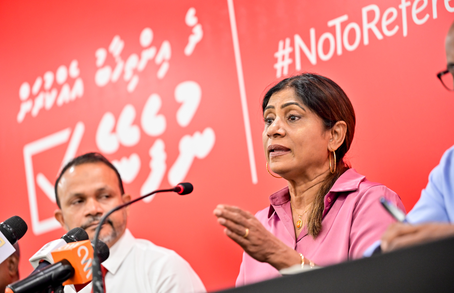 ދެ އިންތިހާބު އެއްދުވަހެއްގައި ބޭއްވުމާ ދެކޮޅަށް މިއަދު ބޭއްވި ނޫސްވެރިންގެ ބައްދަލުވުމުގައި އެމްޑީޕީގެ ކުރީގެ ޗެއާޕާސަން މާރިޔާ ވާހަކަ ދައްކަވަނީ.--- ފޮޓޯ: ނިޝާން އަލީ| މިހާރު