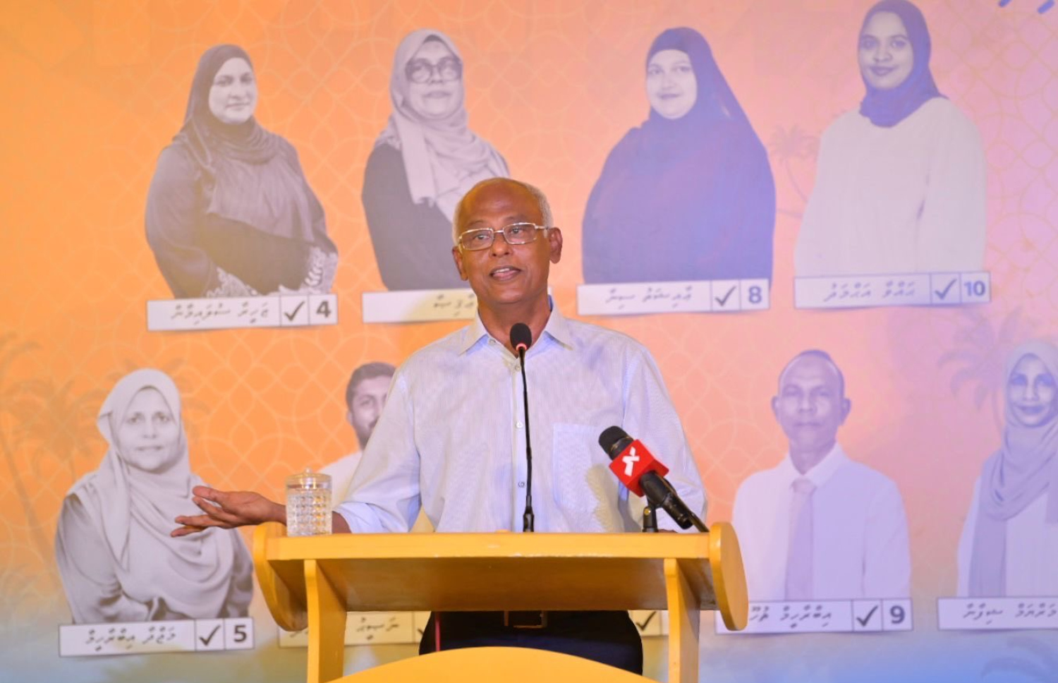 މާފުށީގައި ރޭ ބޭއްވި އެމްޑީޕީގެ ޖަލްސާގައި ކުރީގެ ރައީސް އިބޫ ވާހަކަފުޅު ދައްކަވަނީ.