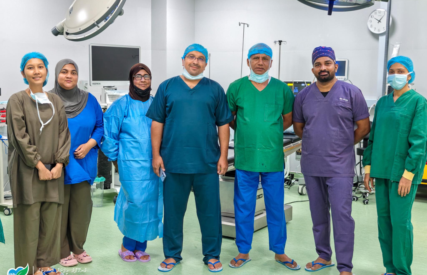 ރާއްޖޭގެ ފުރަތަމަ ހިސްޓްރޮސްކޯޕިކް މަޔޯމެކްޓޮމީ ސާޖަރީ އުނގޫފާރު ހޮސްޕިޓަލުގައި ހެދި ޓީމު-- ފޮޓޯ: އުނގޫފާރު ހޮސްޕިޓަލް