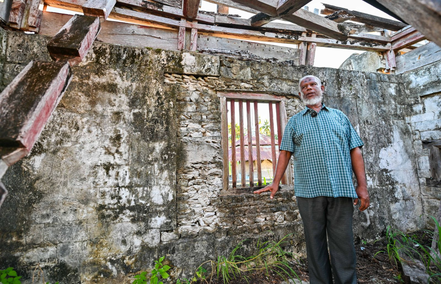 ނޮޅިވަރަންފަރުގެ އިހުގެ މިސްކިތް ވީނާރާވެފައި: މި ރަށަކީ ރަން ތާރީހެއް އޮތް ރަށެއް - ފޮޓޯ: ފަޔާޒު މޫސާ | މިހާރު