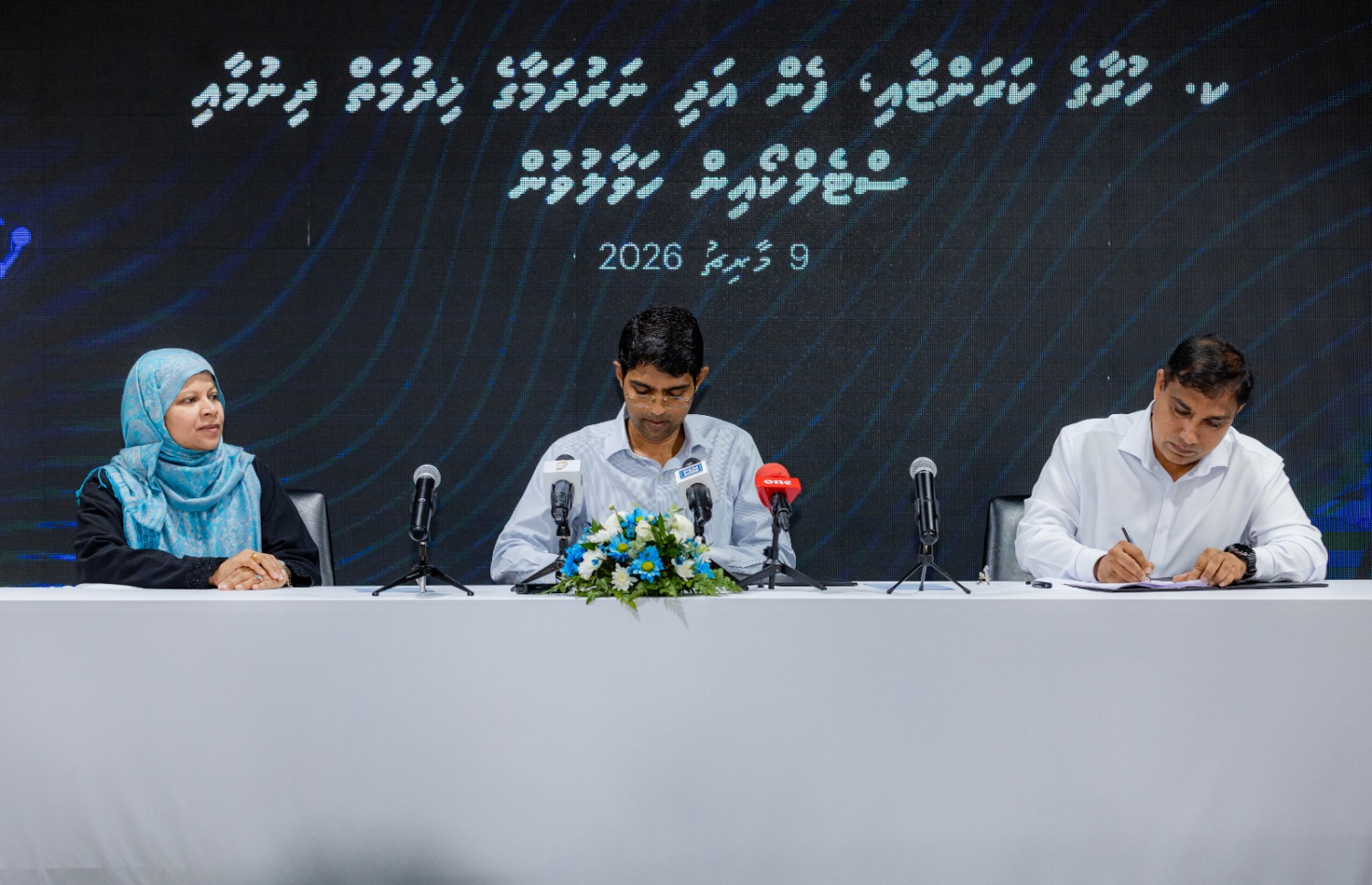 ސްޓެލްކޯގެ ޑެޕއިުޓީ މެނޭޖިން ޑިރެކްޓަރު ޑރ. އަލީ އަޒްވަރާއި ފެނަކައިގެ މެނޭޖިން ޑިރެކްޓަރު މުހައްމަދު ނަޖާހު އަދި އަރިހުގައި ހުރާ ދާއރާގެ މަޖިލިސް މެމްބަރު އަނާރާ ނައީމް ބައިވެރިވެވަޑައިގަންނަވަނީ.-- ފޮޓޯ: ސްޓެލްކޯ