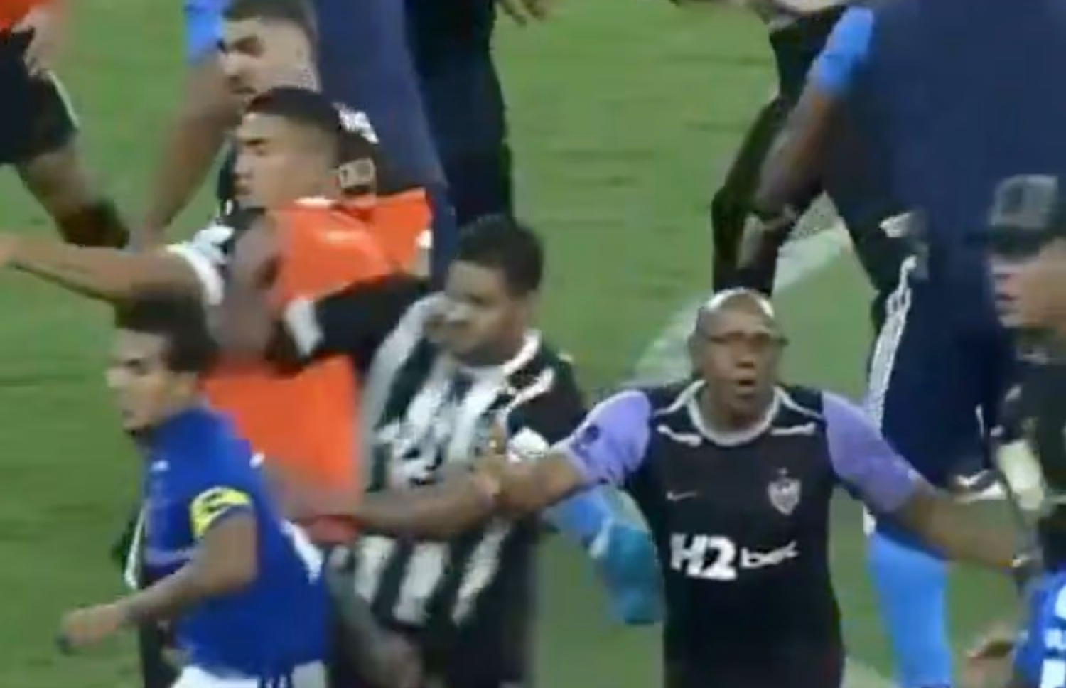 ހަލްކް، އިދިކޮޅު ކުޅުންތެރިއަކަށް ހަމަލާ ދެނީ.--