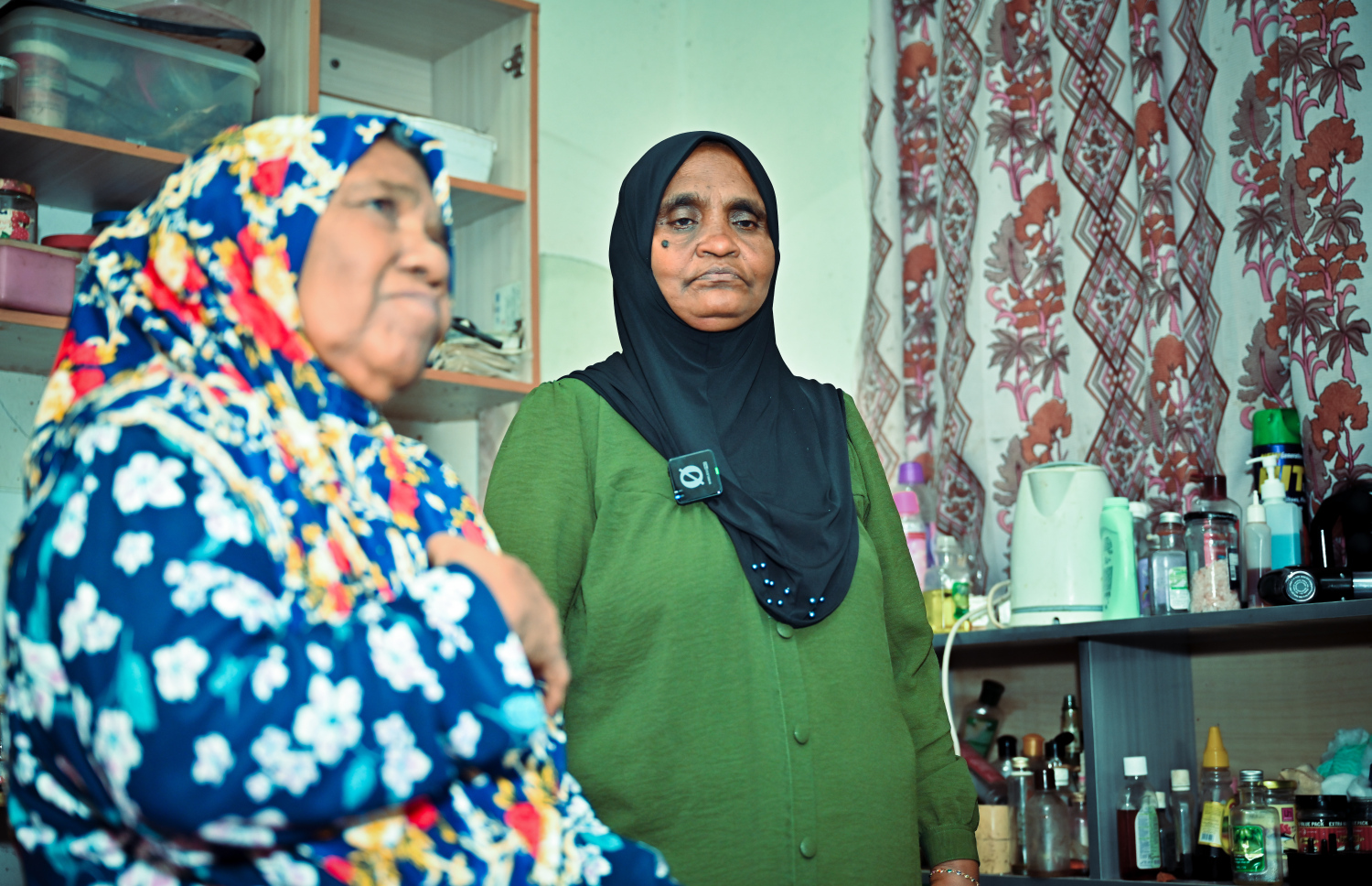 ފުވައްމުލަކުގައި ދިވެހިބޭސްވެރިކަން ކުރާ ހަދީޖާ މުހައްމަދު (ކ) ބަލިމީހަކަށް ފަރުވާދެމުން "މިހާރު"އަށް އިންޓަވިއު ދެނީ.-- ފޮޓޯ: ނިޝާން އަލީ | މިހާރު