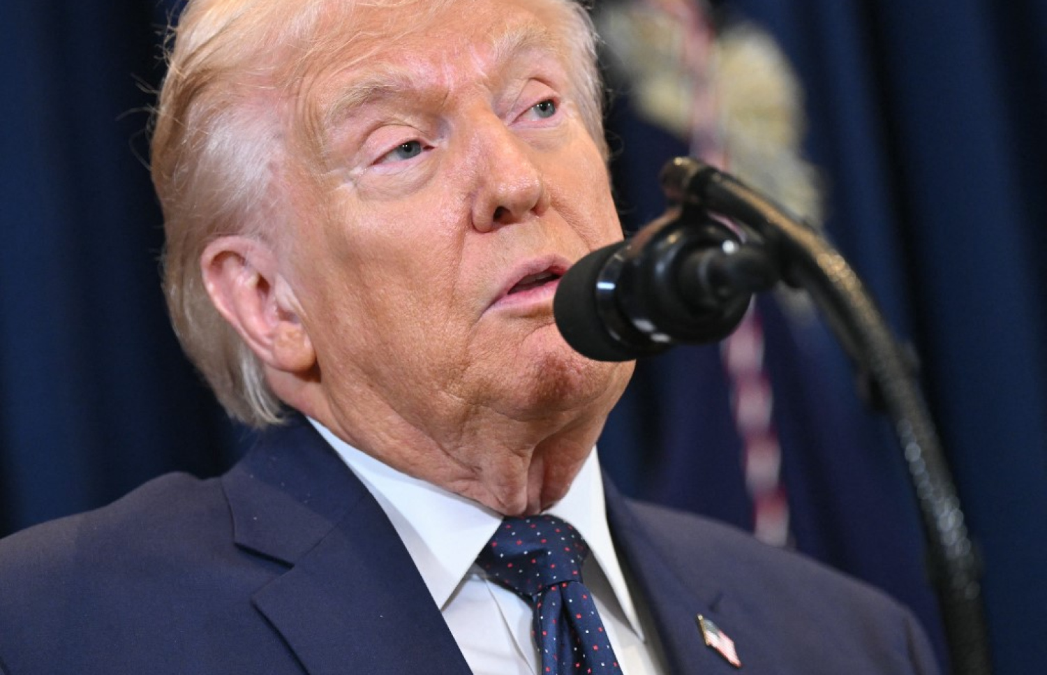 އެމެރިކާގެ ރައީސް ޑޮނަލްޑް ޓްރަމްޕު ހޯމަ ދުވަހު ހަނގުރާމައާ ބެހޭ ގޮތުން ފްލޮރިޑާގައި ނޫސްވެރިންނާ ވާހަކަ ދައްކަވަނީ. -- ފޮޓޯ: އޭއެފްޕީ