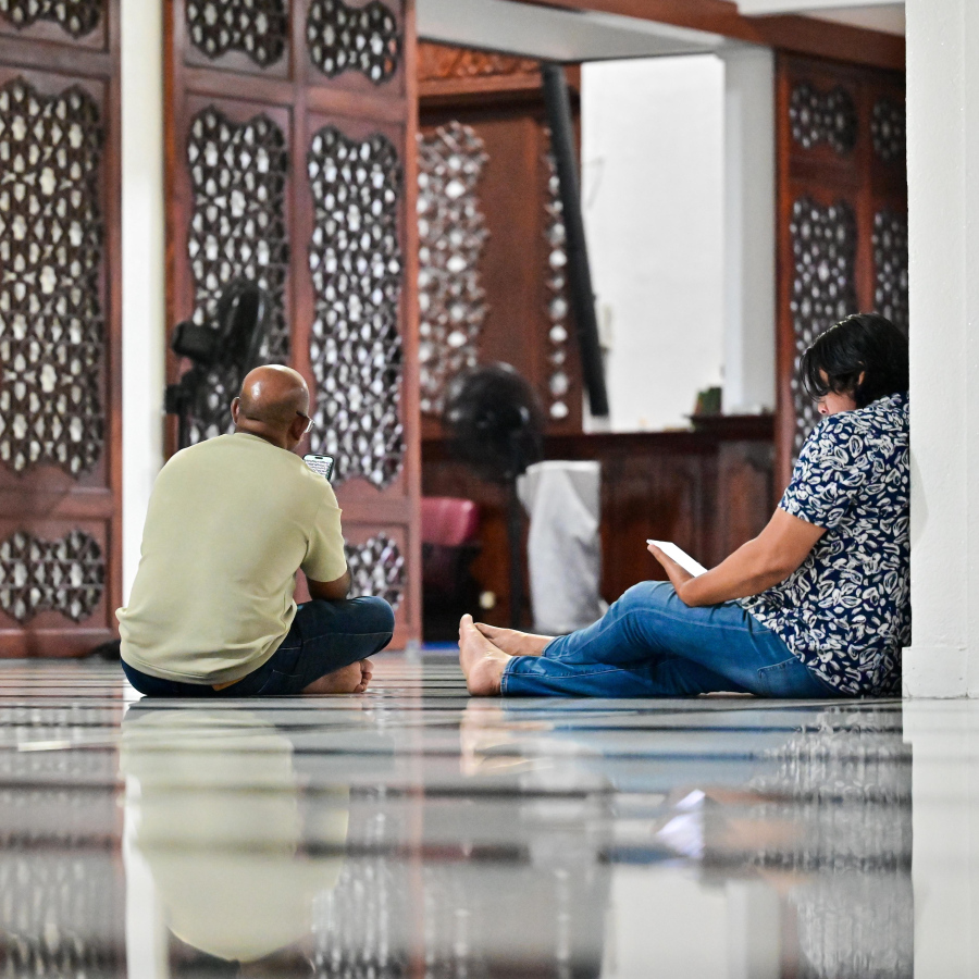 މި ރޯދަމަހުގެ ފަހު 10ގެ ފުރަތަމަ ދަމުނަމާދަށް އިސްލާމީ މަރުކަޒަށް ގޮސްތިބި ބަޔަކު ގުރުއާން ކިޔަވަނީ -- ފޮޓޯ: ނިޝާން އަލީ | މިހާރު