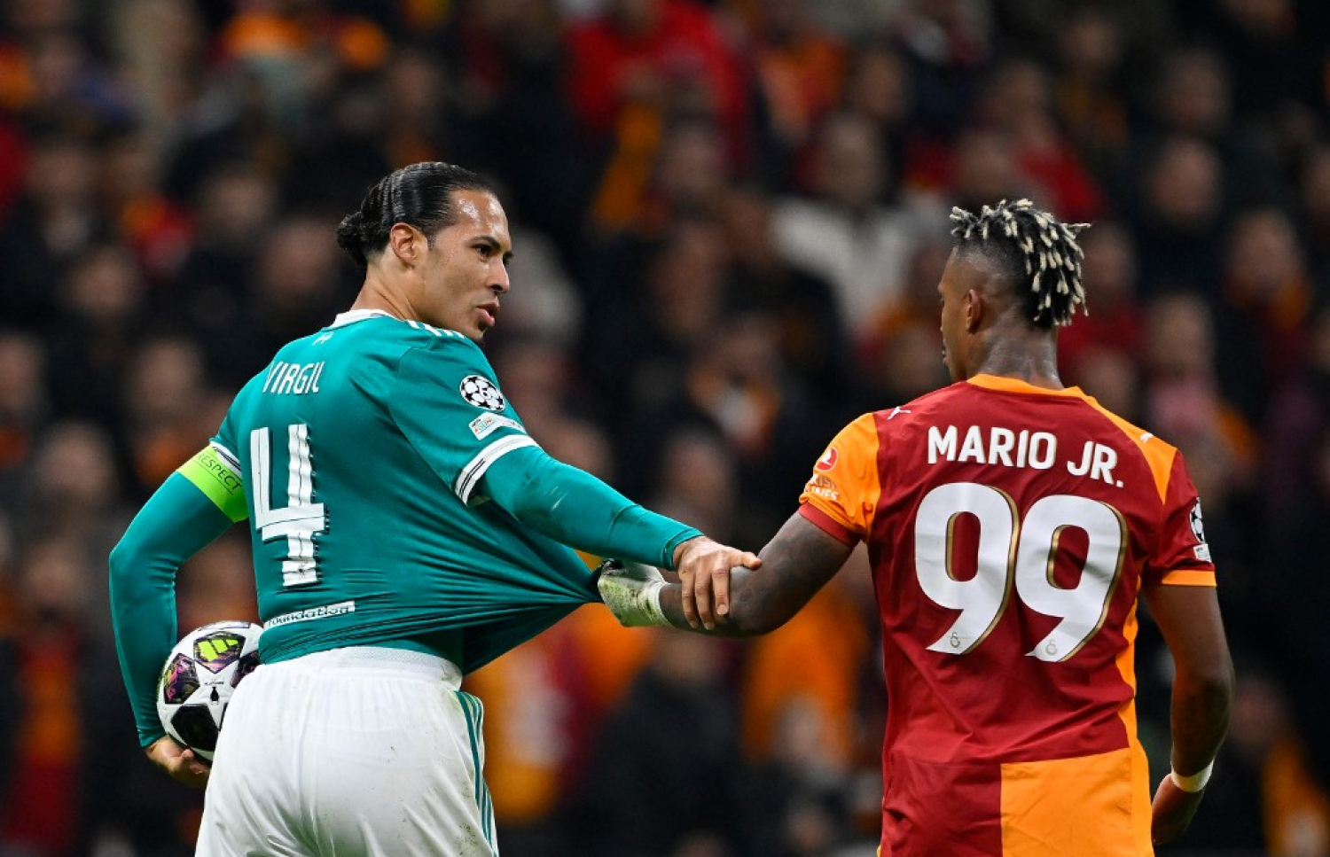 ލިވަޕޫލްގެ ވާޖިލް ވެން ޑައިކް އާއި ގަލަތަސަރާއިގެ ލަނޑު ޖެހި ލެމިނާ.-- ފޮޓޯ: އޭއެފްޕީ