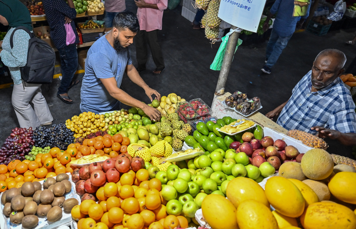 މާރުކޭޓް ގޮޅިއެއްގައި ހުރި މޭވާތަކެއް ބަޔަކު ބަލަނީ: މިއަހަރު ވެސް ދިވެހިން އާންމުކޮށް ބޭނުންކުރާ މޭވާ އާއި ތަރުކާރީގެ ބާވަތްތަކުގެ އަގު ވަނީ އުފުލިފައި.- ފޮޓޯ: ފަޔާޒު މޫސާ | މިހާރު