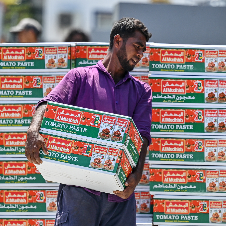 މާރުކޭޓް ސަރަހައްދުގައި މީހަކު ޕިކަޕަކަށް ޓޮމާޓޯ ޕޭސްޓް ކޭސްތަކެއް އަރުވަނީ -- ފޮޓޯ: ފަޔާޒު މޫސާ | މިހާރު